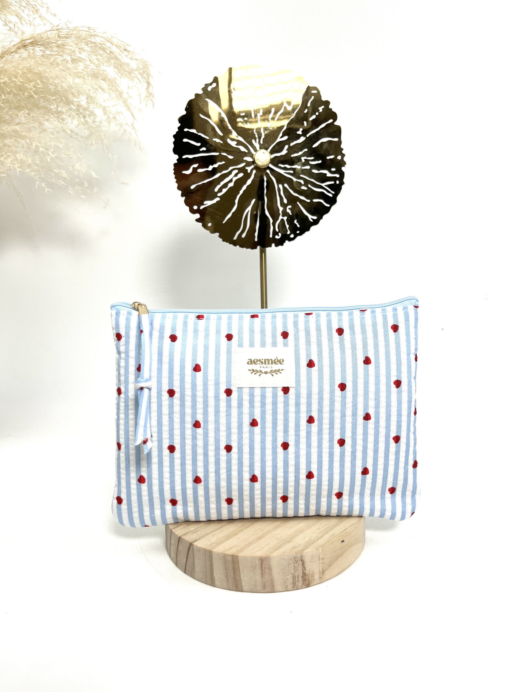 Grossiste Jade&Clarisse - POCHETTE À RAYURES COLORÉES ULTRA PRINTANIÈRE AUX PETITS COEUR D’AMANDES