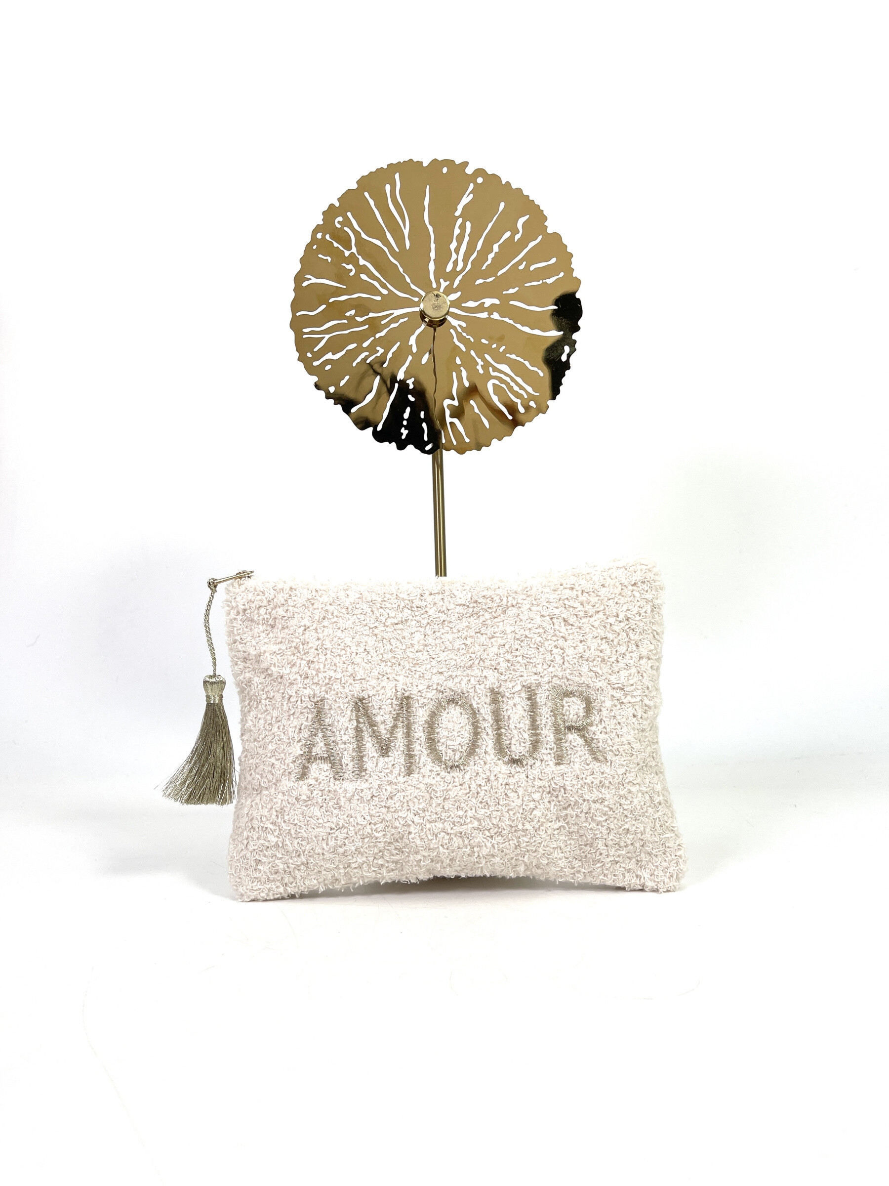 Sweetness and style gathered in a practical format, perfect for taking the essentials. 