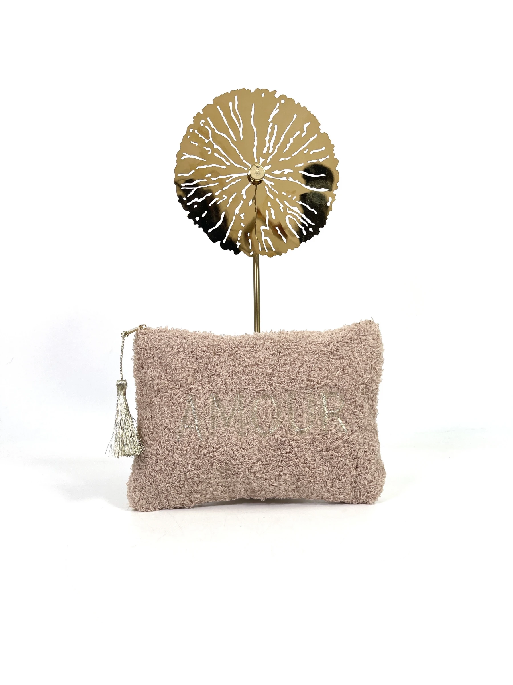 Douce comme un câlin, tendance comme jamais : découvrez la pochette sherpa en effet mouton, ornée de l’inscription brodée 