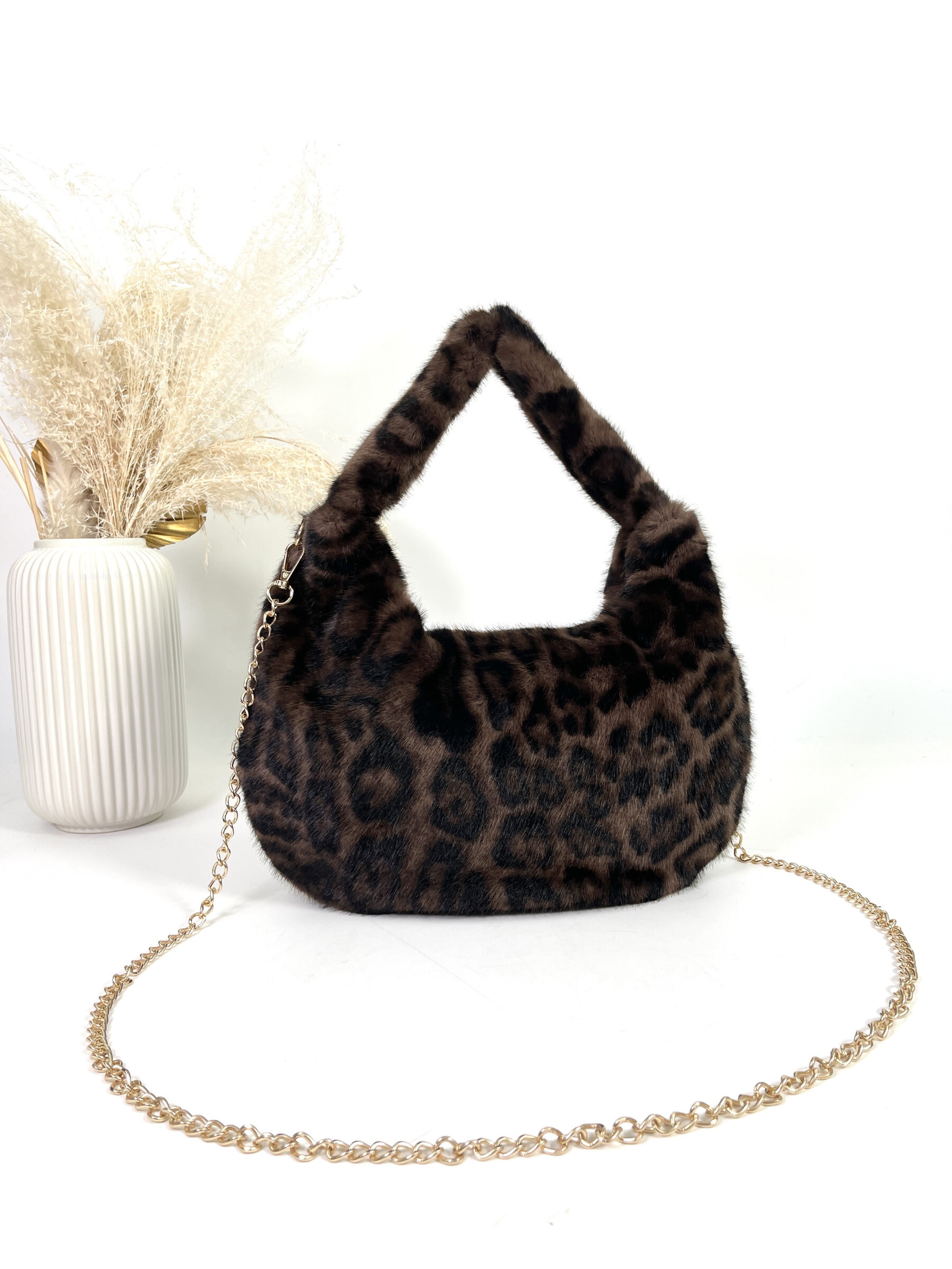 Sweet plush material and trendy look, to bake in the shoulder or in a shoulder to combine style and comfort.Dimension: 32*23cm