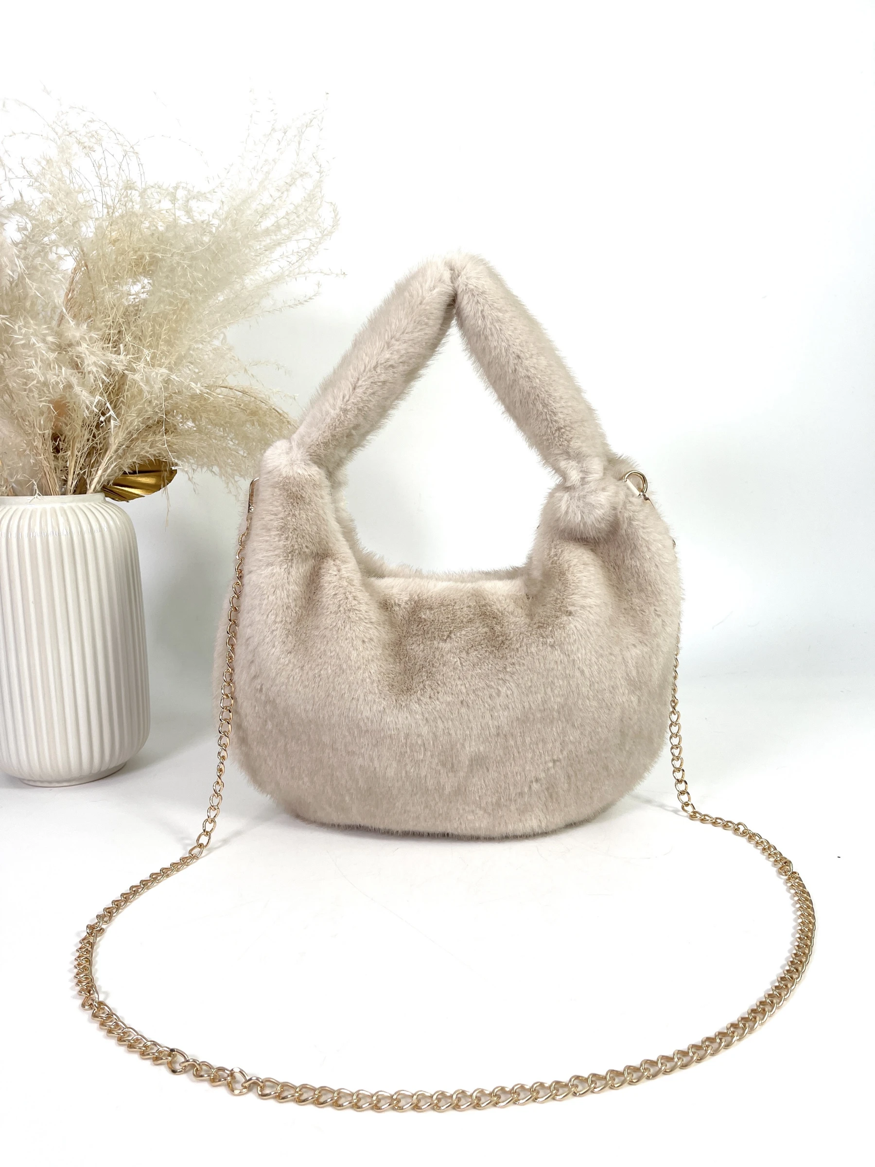 Affirmez votre style avec ce sac à main ultra tendance qui allie élégance et originalité.Sa forme en demi-lune apporte une touche moderne et féminine, tandis que sa texture en fausse fourrure toute douce ajoute une note chic et cosy à vos looks.Dimension : 32*23cm