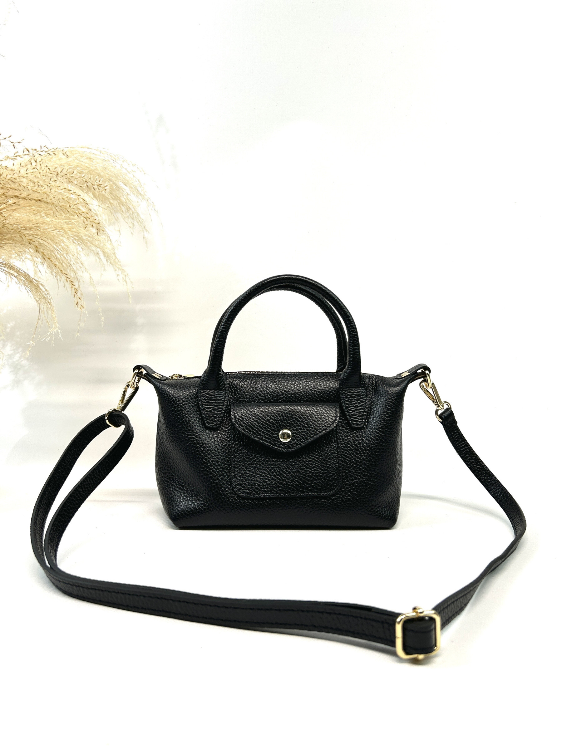 A soft leather bag, compact and practical, perfect for carrying your essentials in style. Its adjustable shoulder strap ensures optimal comfort, and its ultra-cute rounded design adds a touch of charm to any outfit.
Made in Italy
Dimensions: 25x15 cm