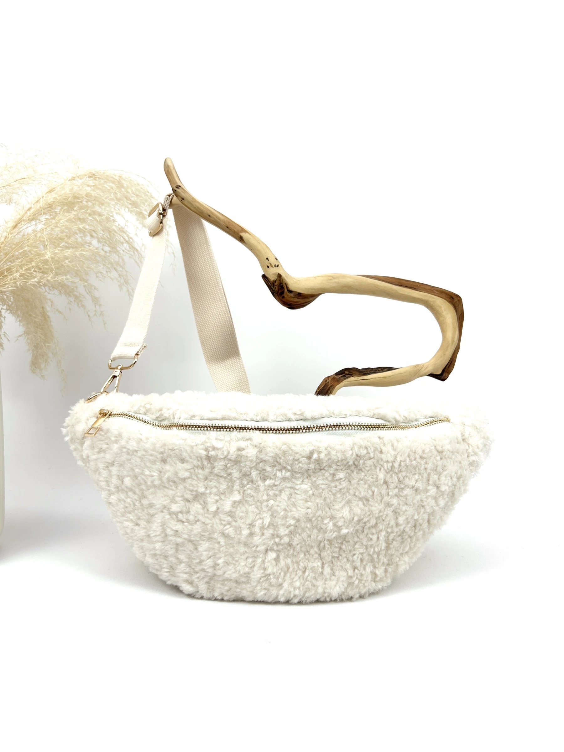 Découvrez notre banane tendance en fausse fourrure pour un toucher ultra doux.Parfaite pour transporter vos essentiels avec style elle allie une texture de saison.Dimension: 40x20 cm