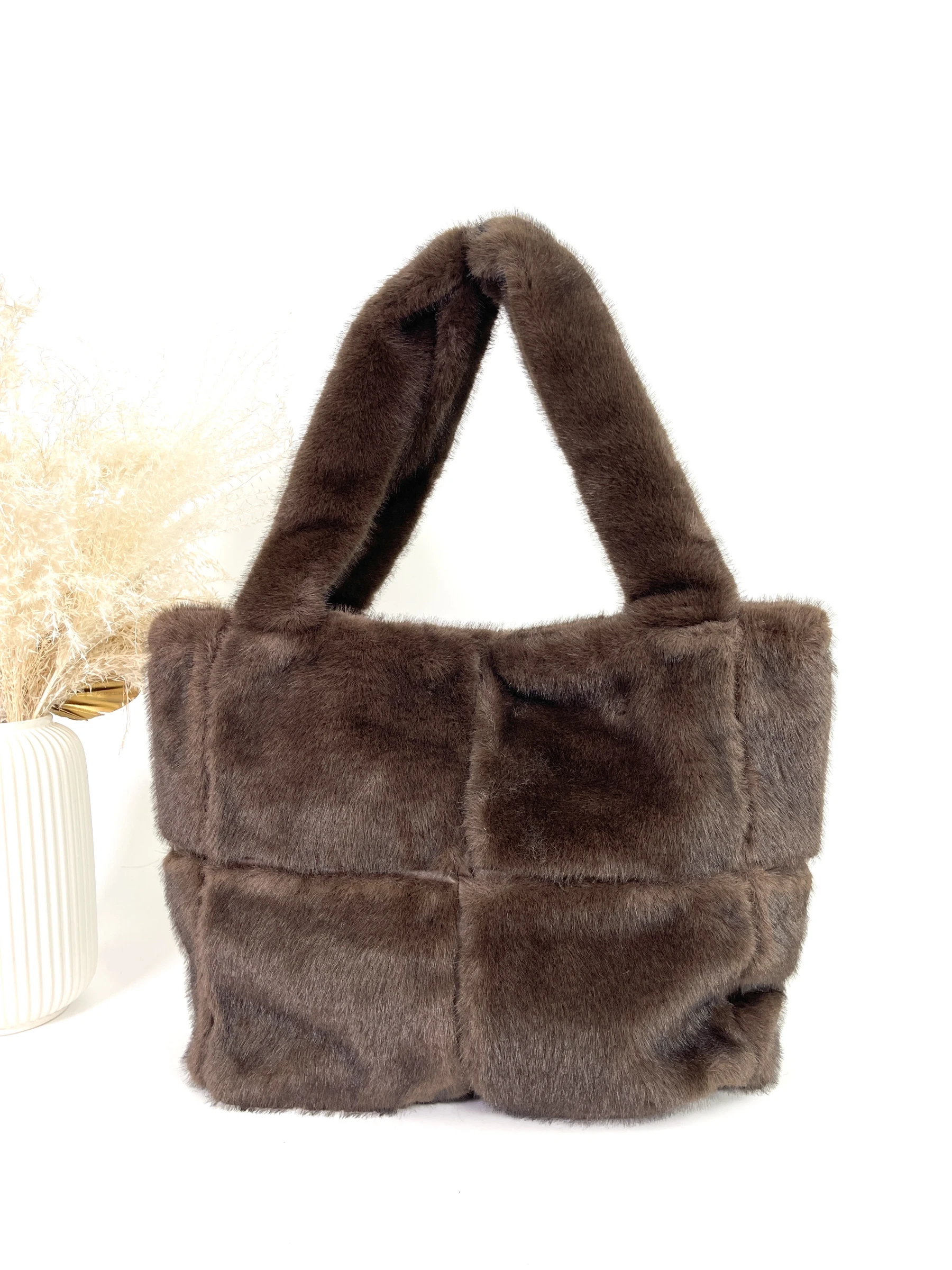 Sac en fausse fourrure imitation vison de qualité supérieure de grande capacité, alliant douceur, style et praticité pour transporter tous vos essentiels avec élégance.Dimension: 45*30cm