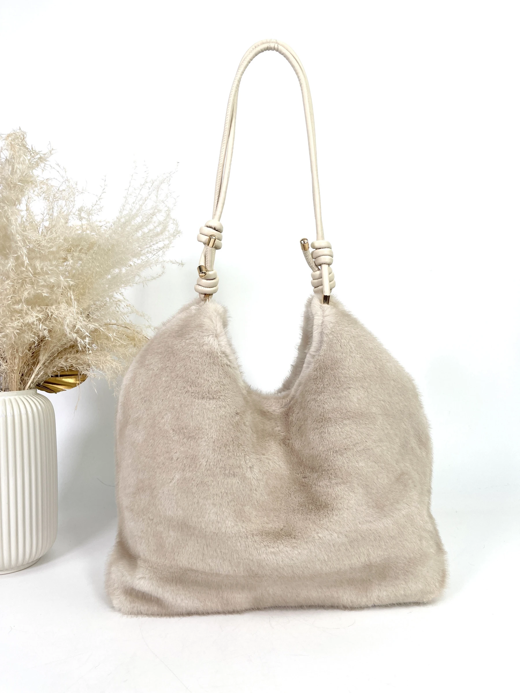 Le sac à bandoulière en fausse fourrure pour femme doux et tendance, à porter à l’épaule pour un style cosy et élégant.Une bandoulière ajustable permet une utilisation versatile.Dimension : 40*35cm