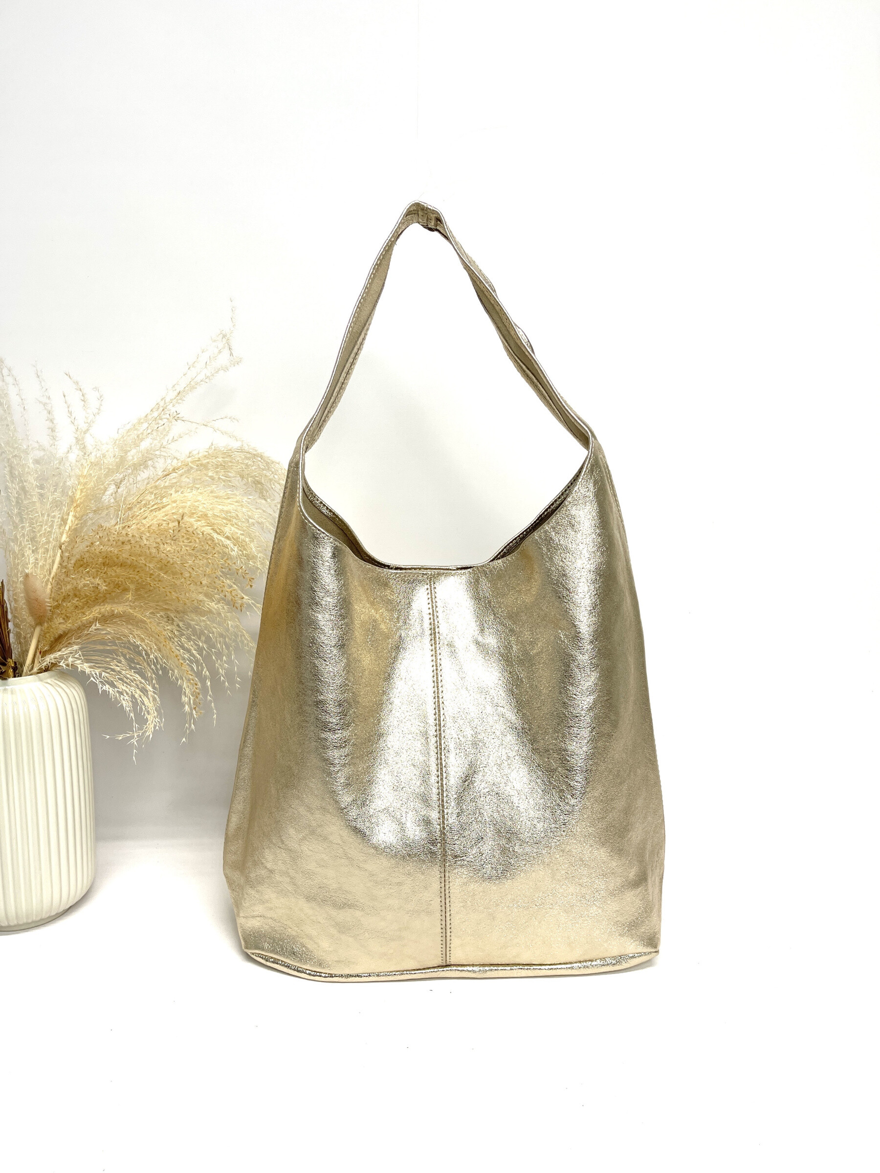 A large chic and practical tote, in an exceptional Italian suede, delivered with its small matching pocket fixed in keychain.- Spacious format to take everything- practical removable cover for your essentials- Impeccable finishes & high-end Italian suede. Made in Italy Dimension: 45*32*16 cm