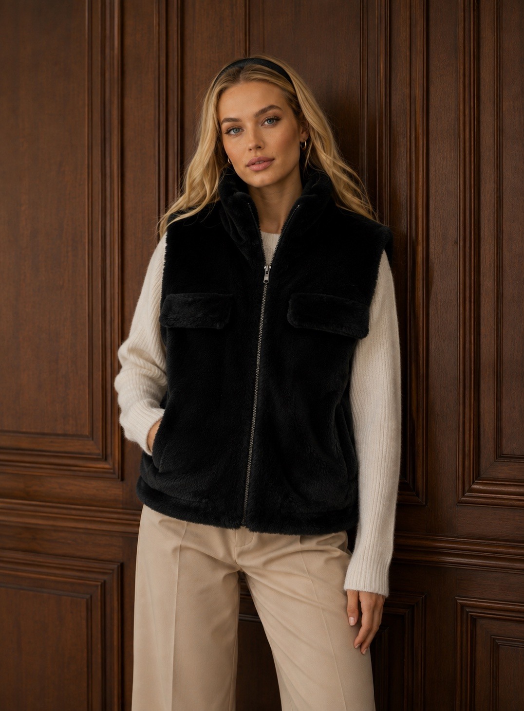 Grossiste Jade&Clarisse - GILET  EN FAUSSE FOURRURE AVEC POCHES AVANT CHIC