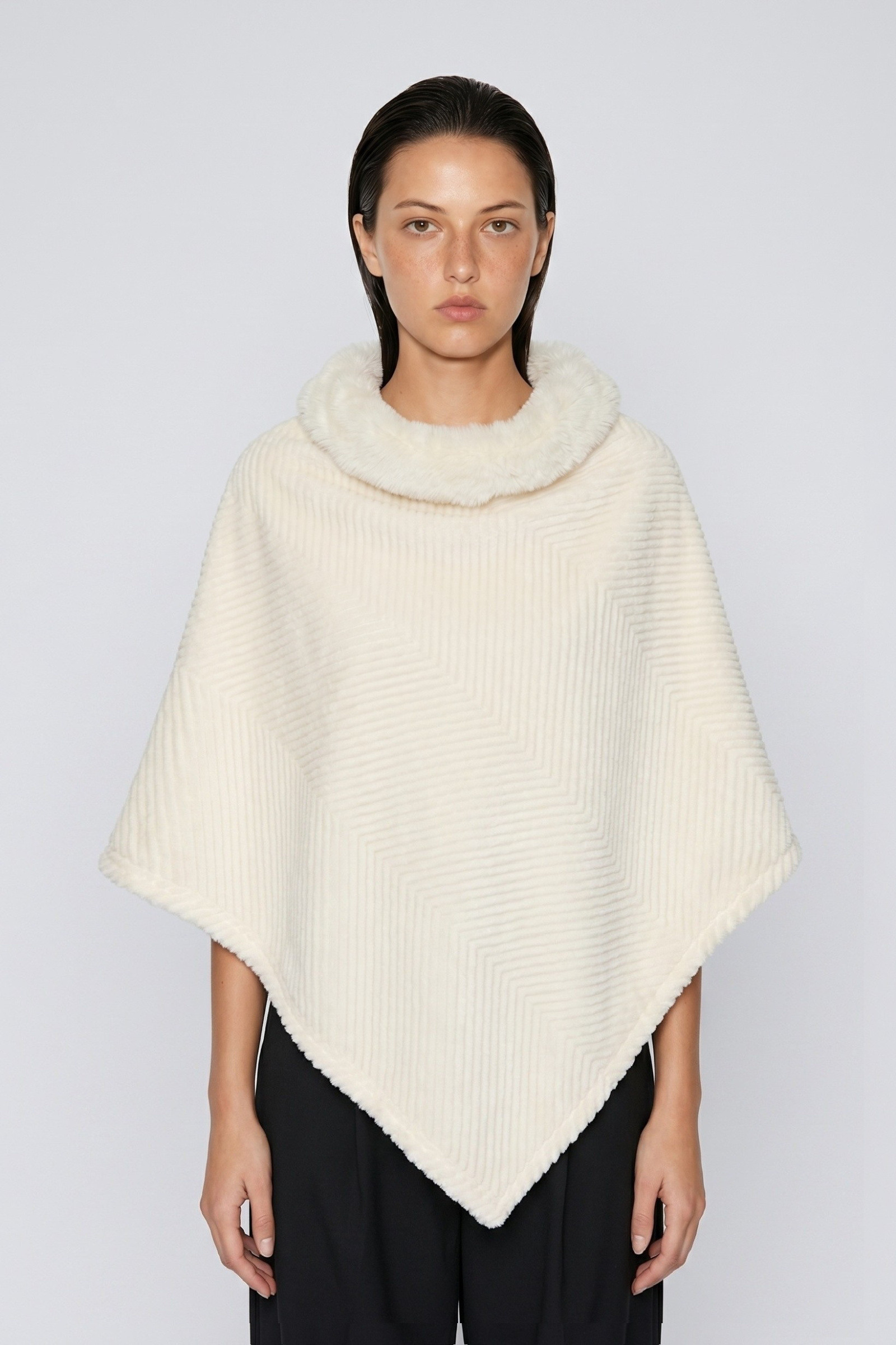 Grossiste JAMILLA - Poncho Cape en Maille Travaillée avec Col en Fausse Fourrure