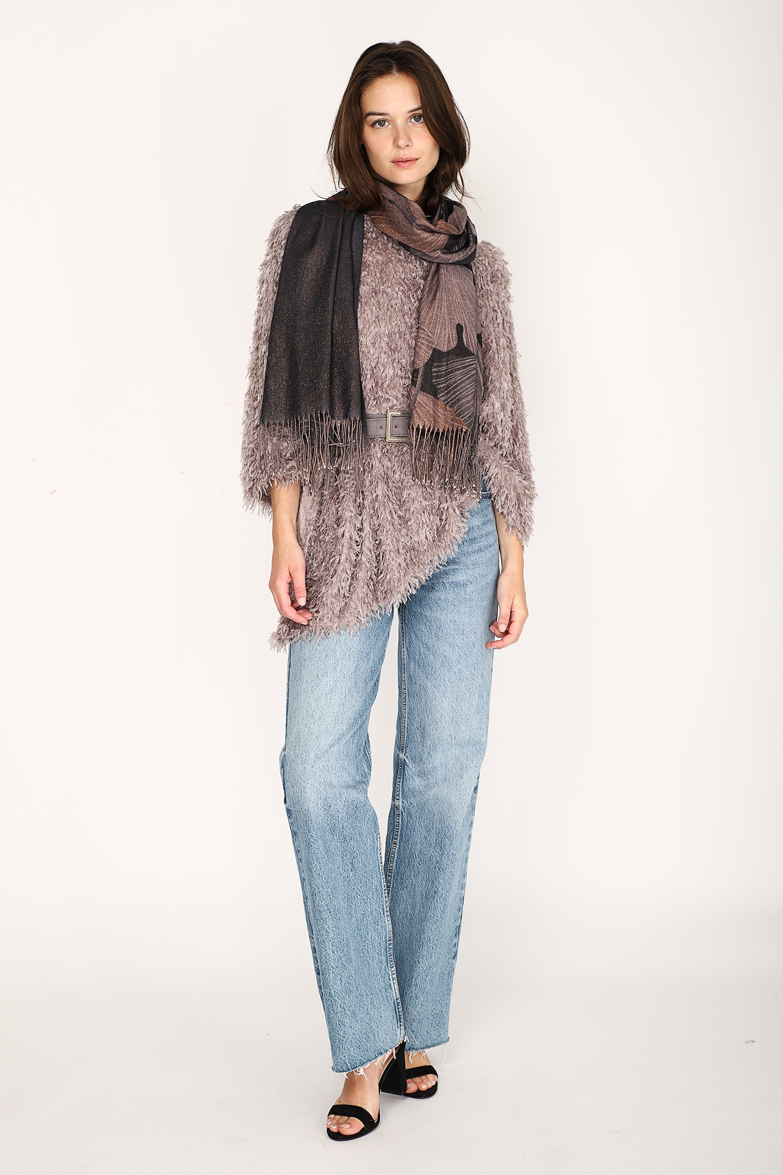 Grossiste JAMILLA - Poncho Cape en Maille Duveteuse Effet Plume