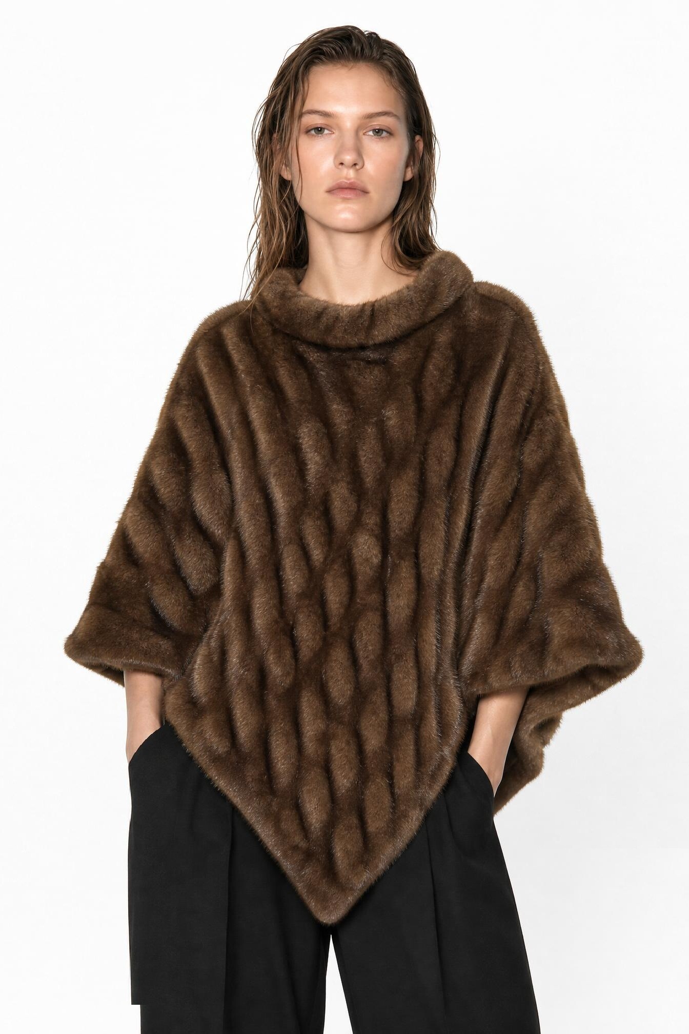 Grossiste JAMILLA - Poncho Douillet en Fausse Fourrure avec Motif Tridimensionnel