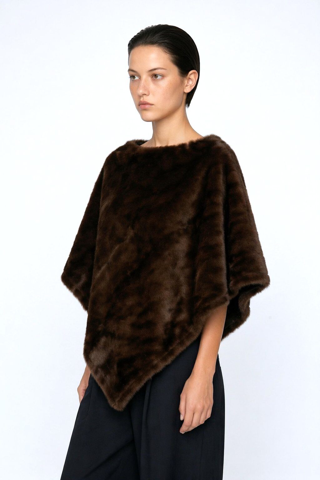 Grossiste JAMILLA - Poncho Cape entièrement en fausse fourrure