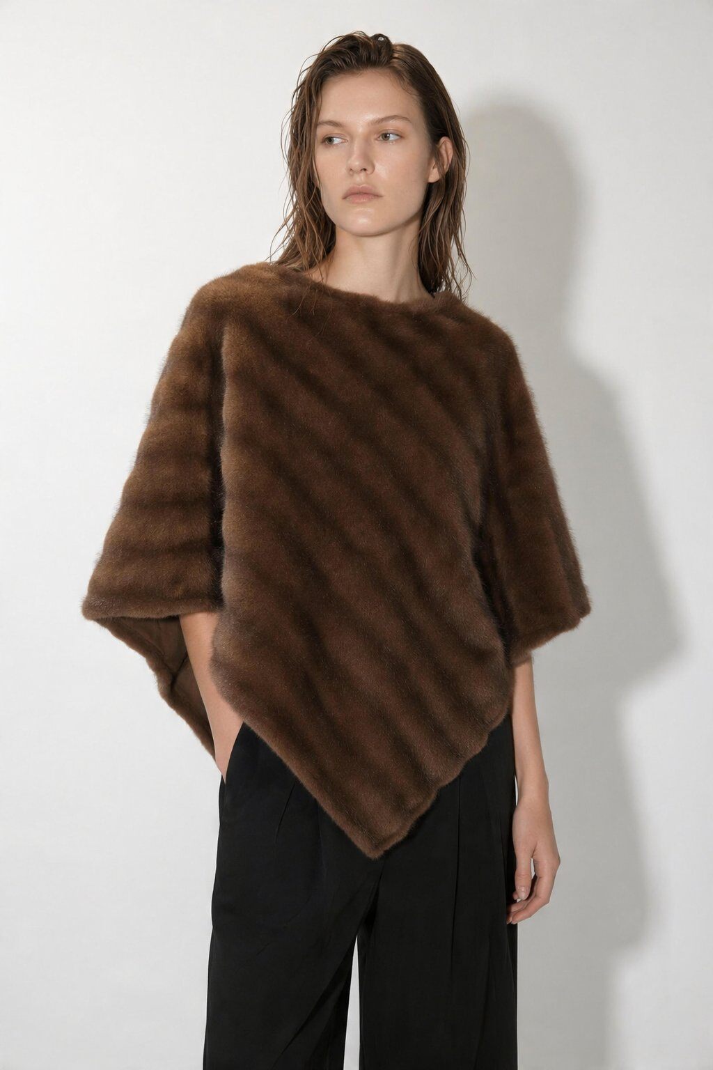 Grossiste JAMILLA - Poncho à Pointe Tricoté en Fausse Fourrure Plissée