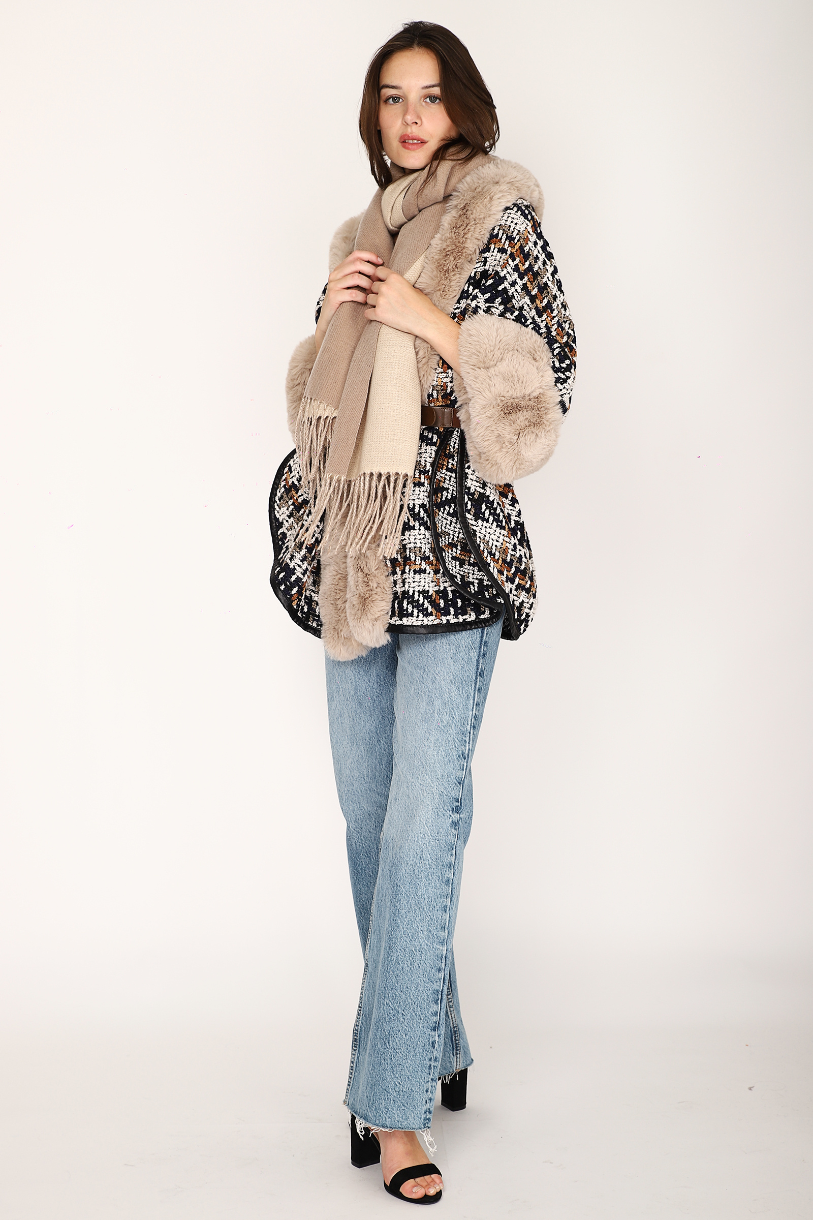 Grossista JAMILLA - Mantella Cardigan Aperta in Tweed con Eco-Pelliccia