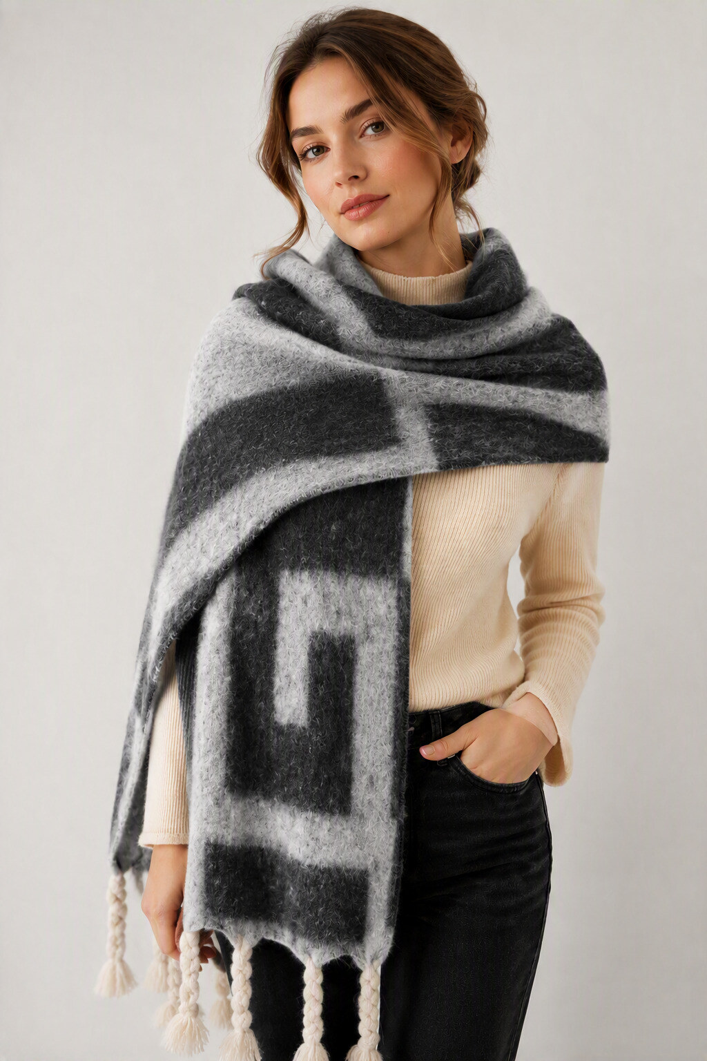 Grossiste JAMILLA - Écharpe en tissu doux et épais, finie avec de grosses franges nouées de couleur claire aux extrémités.