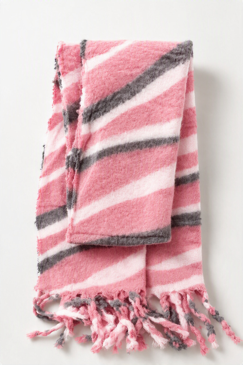 Grossiste JAMILLA - Écharpe en tissu doux et épais, finie avec des franges nouées décoratives aux extrémités.