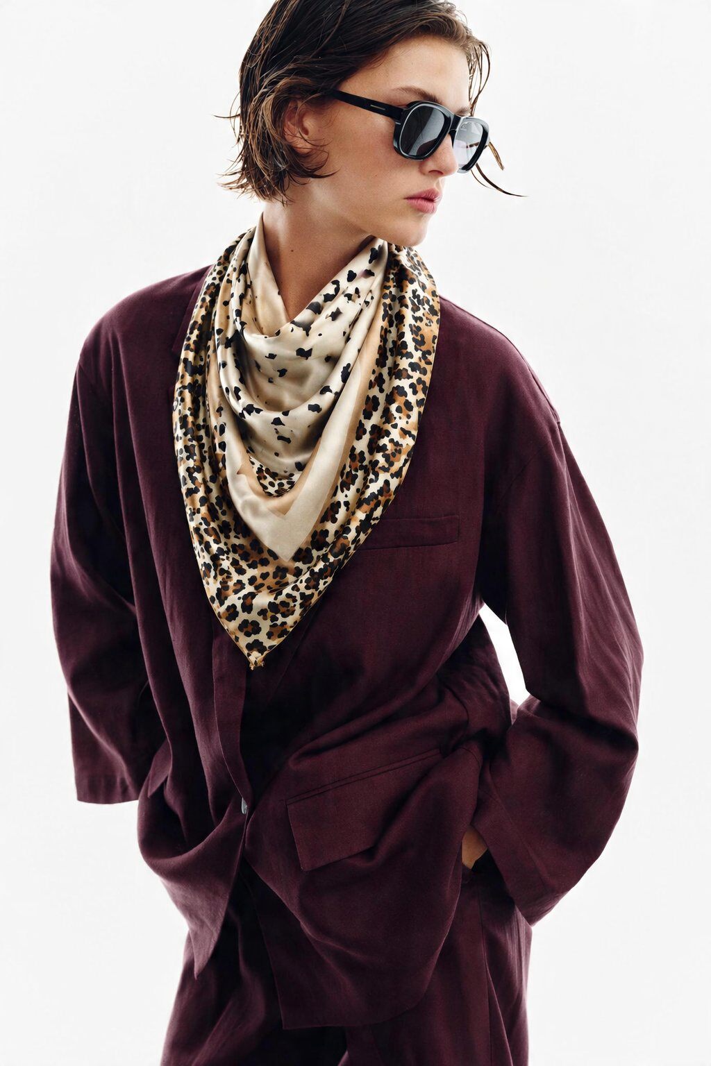 Grossista JAMILLA - Foulard quadrato in tessuto morbido e fluido con centro a cuori e cornice animalier