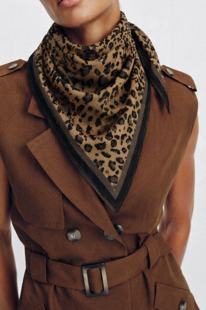 Wholesaler JAMILLA - Square neck scarf in lightweight yarn with leopard print and contrasting border
