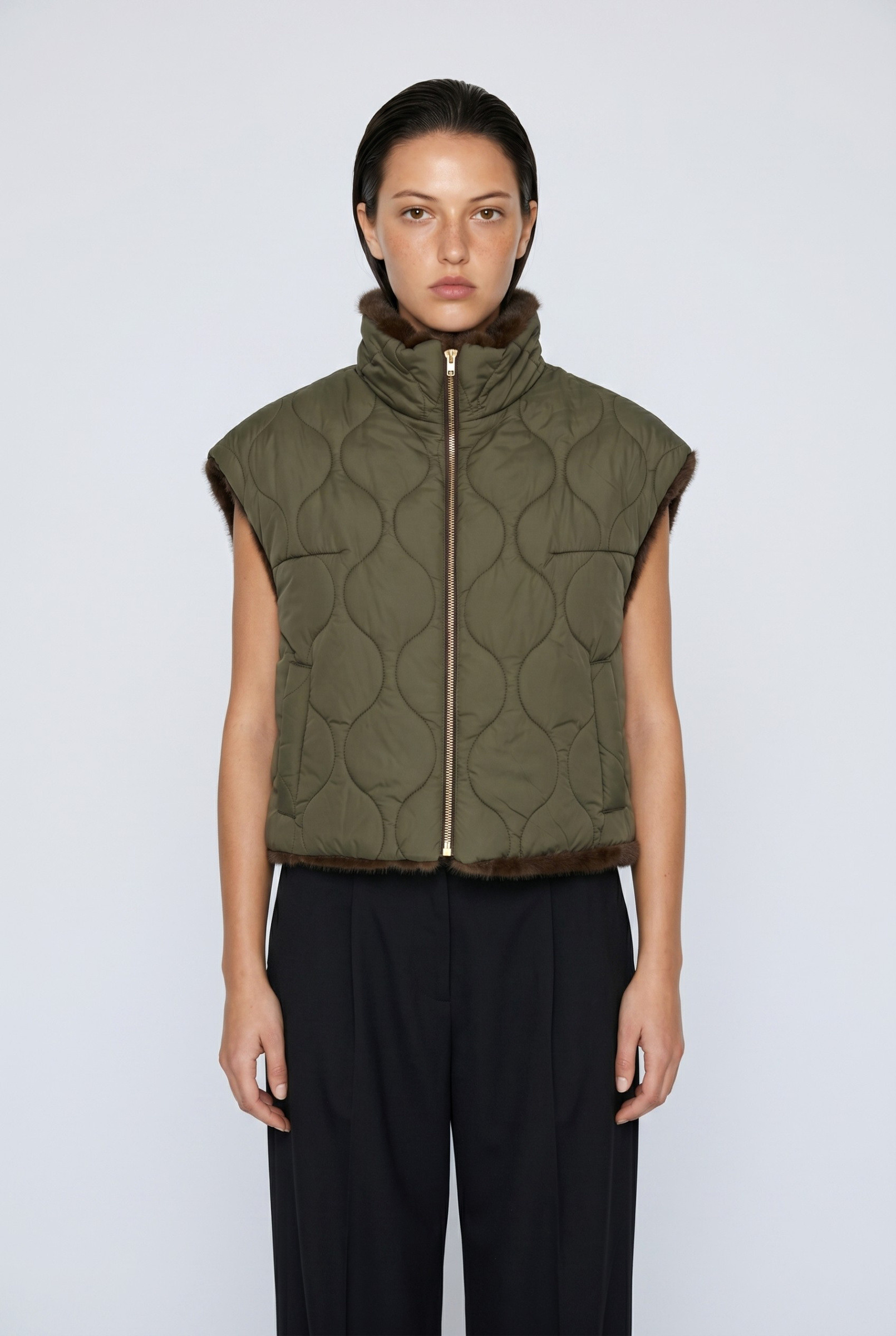 Grossiste JAMILLA - Gilet d'Hiver Réversible 2-en-1 en Fausse Fourrure et Nylon Matelassé avec Fermeture Éclair et Col Montant