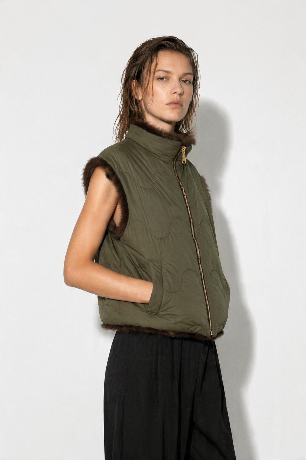 Grossista JAMILLA - Gilet Invernale Reversibile 2-in-1 in Eco-Pelliccia Taupe e Nylon Trapuntato