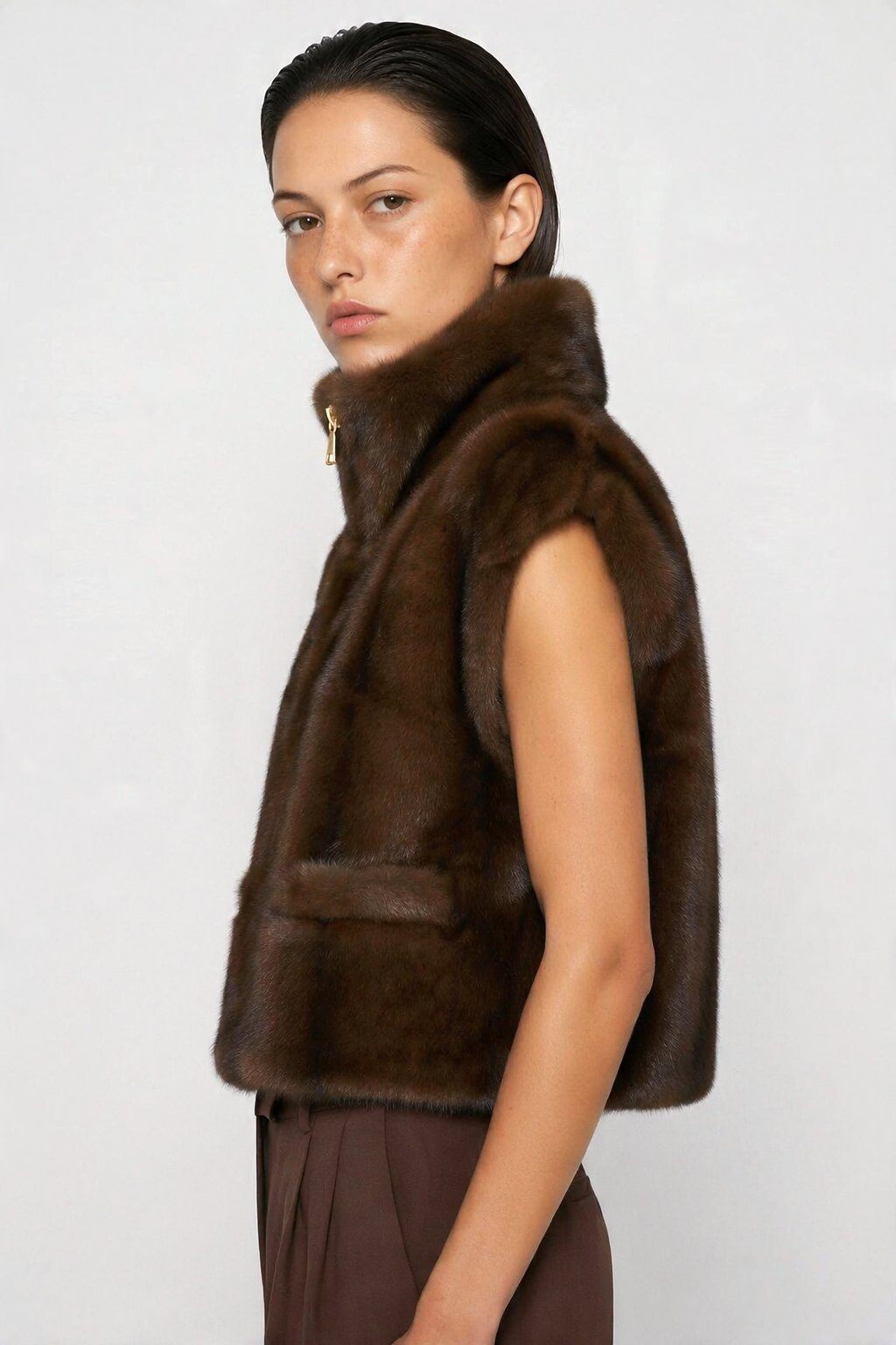 Grossiste JAMILLA - Gilet d'Hiver Court en Fausse Fourrure avec Zip et Col Montant