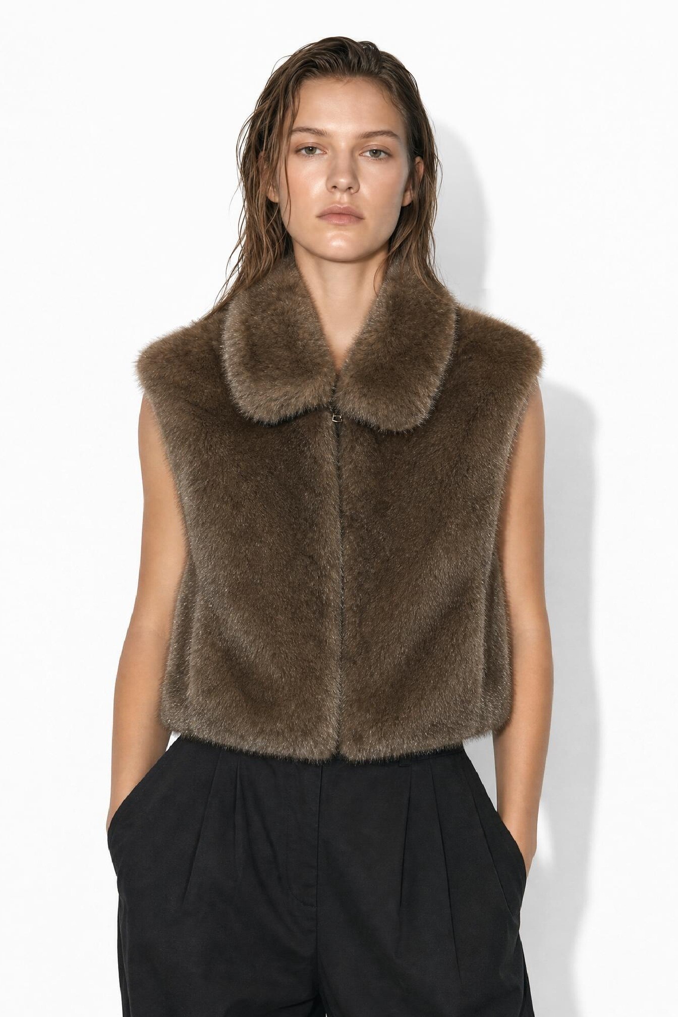 Grossiste JAMILLA - Gilet d'Hiver Sans Manches Court en Fausse Fourrure Effet Renard avec Col Col Chemise, Fermeture Éclair Dorée et Poches