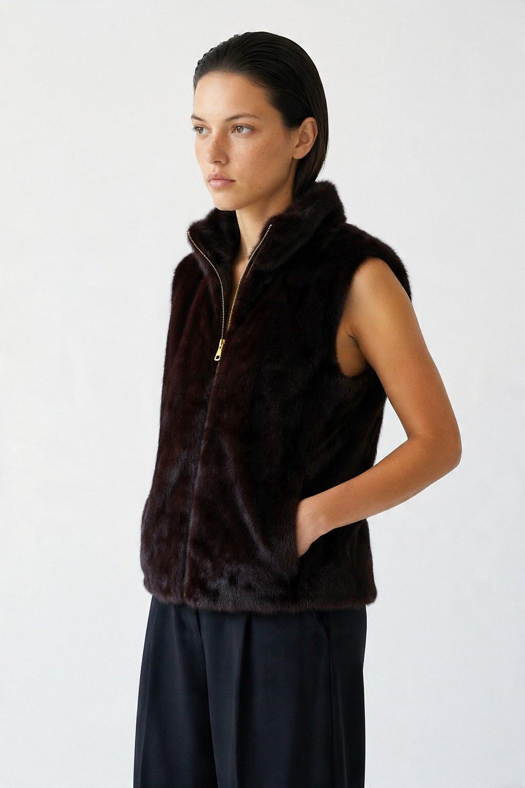 Grossiste JAMILLA - Gilet sans manches court en fausse fourrure uni avec col montant enveloppant