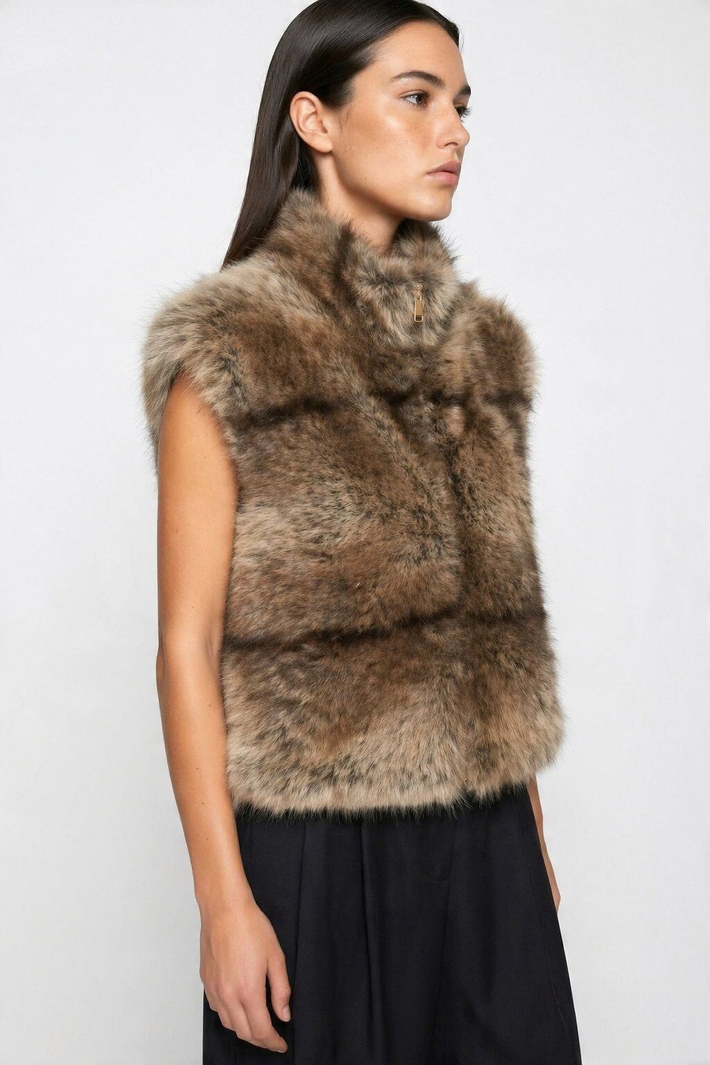 Grossista JAMILLA - Gilet Invernale in Eco-Pelliccia Effetto Volpe Sfumato a Fasce Orizzontali con Zip e Collo Alto