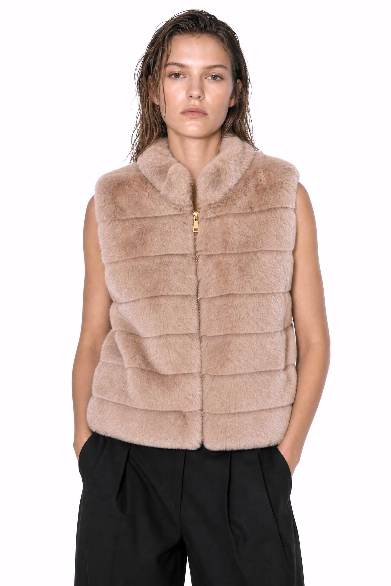 Grossiste JAMILLA - Gilet d'Hiver en Fausse Fourrure à Bandes Horizontales avec Zip et Col Montant