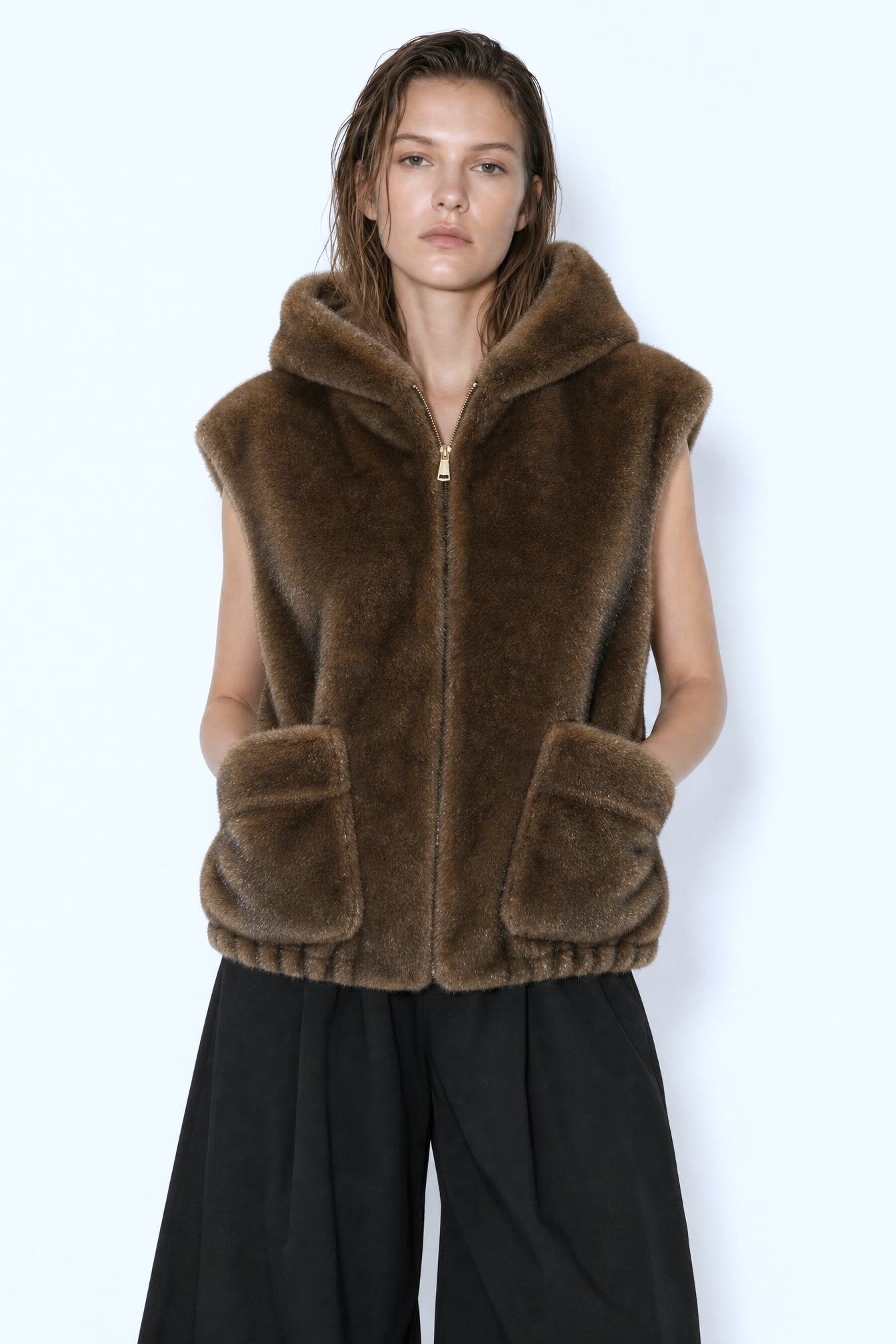 Grossista JAMILLA - Gilet Invernale in Eco-Pelliccia con Cappuccio, Tasconi e Fondo Elastico