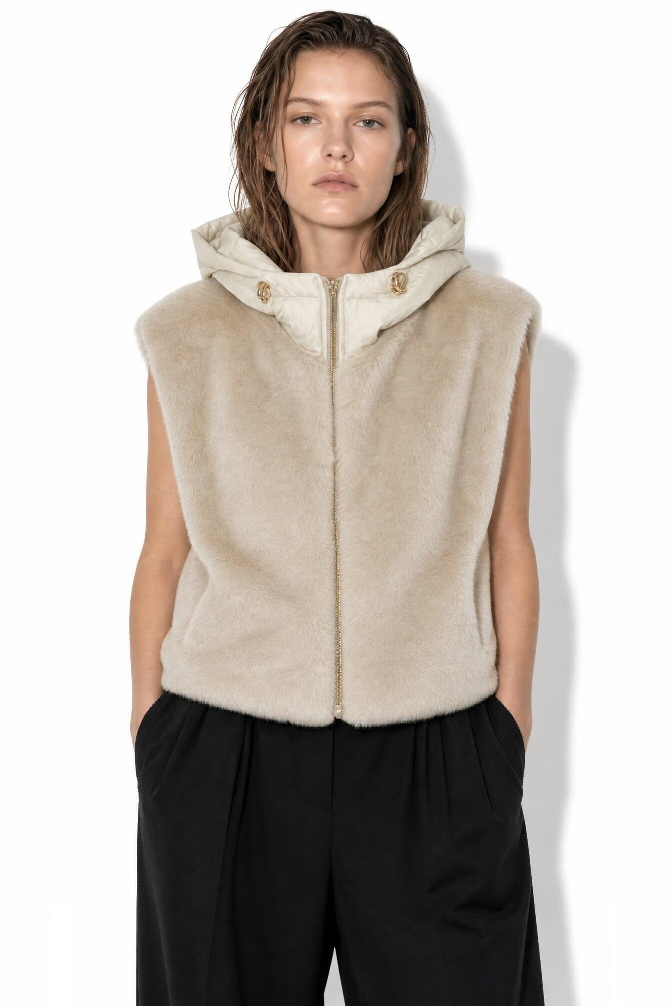 Grossista JAMILLA - Gilet Invernale Reversibile 2-in-1 in Eco-Pelliccia e Nylon Imbottito con Cappuccio