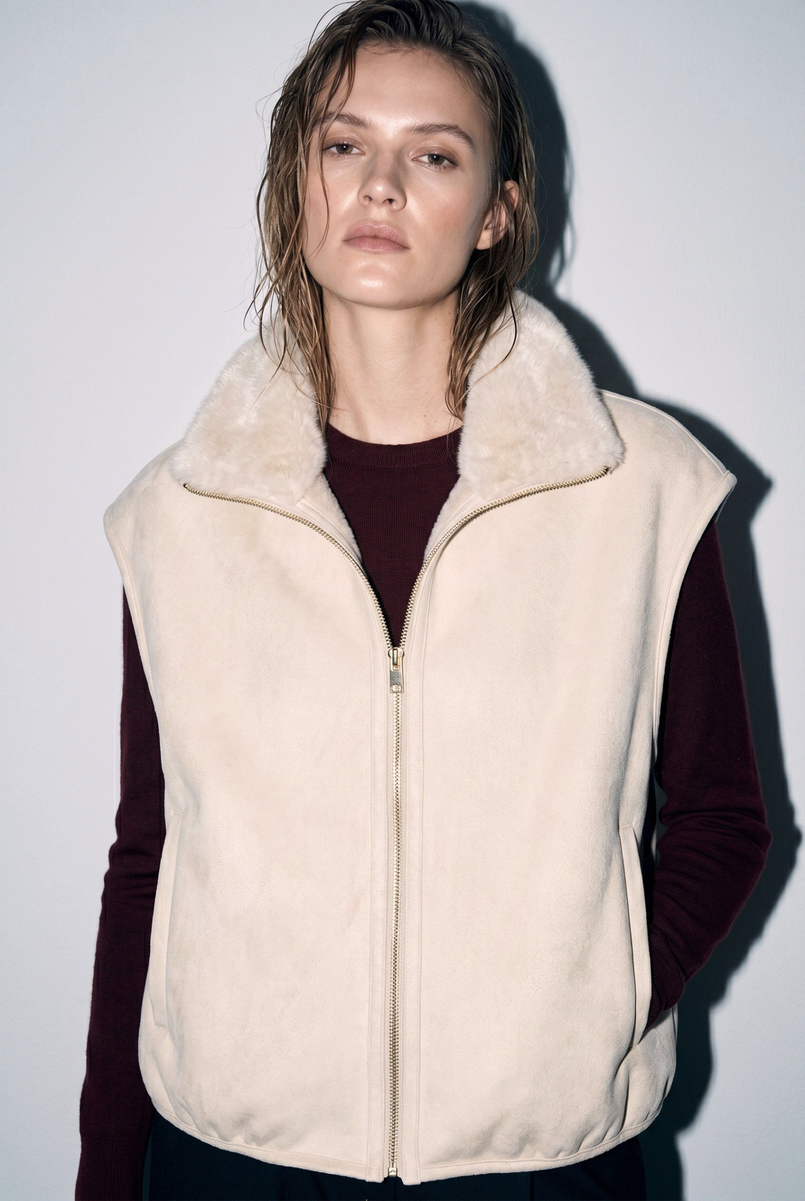 Grossiste JAMILLA - Gilet d'Hiver Réversible 2-en-1 en Daim Synthétique et Fourrure Écologique