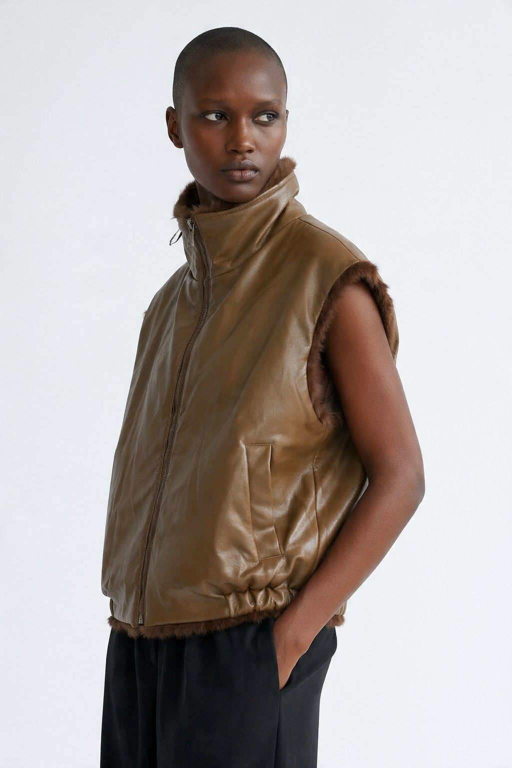 Grossista JAMILLA - Gilet Invernale Reversibile 2-in-1 in Eco-Pelliccia e Eco-Pelle con Zip e Collo Alto