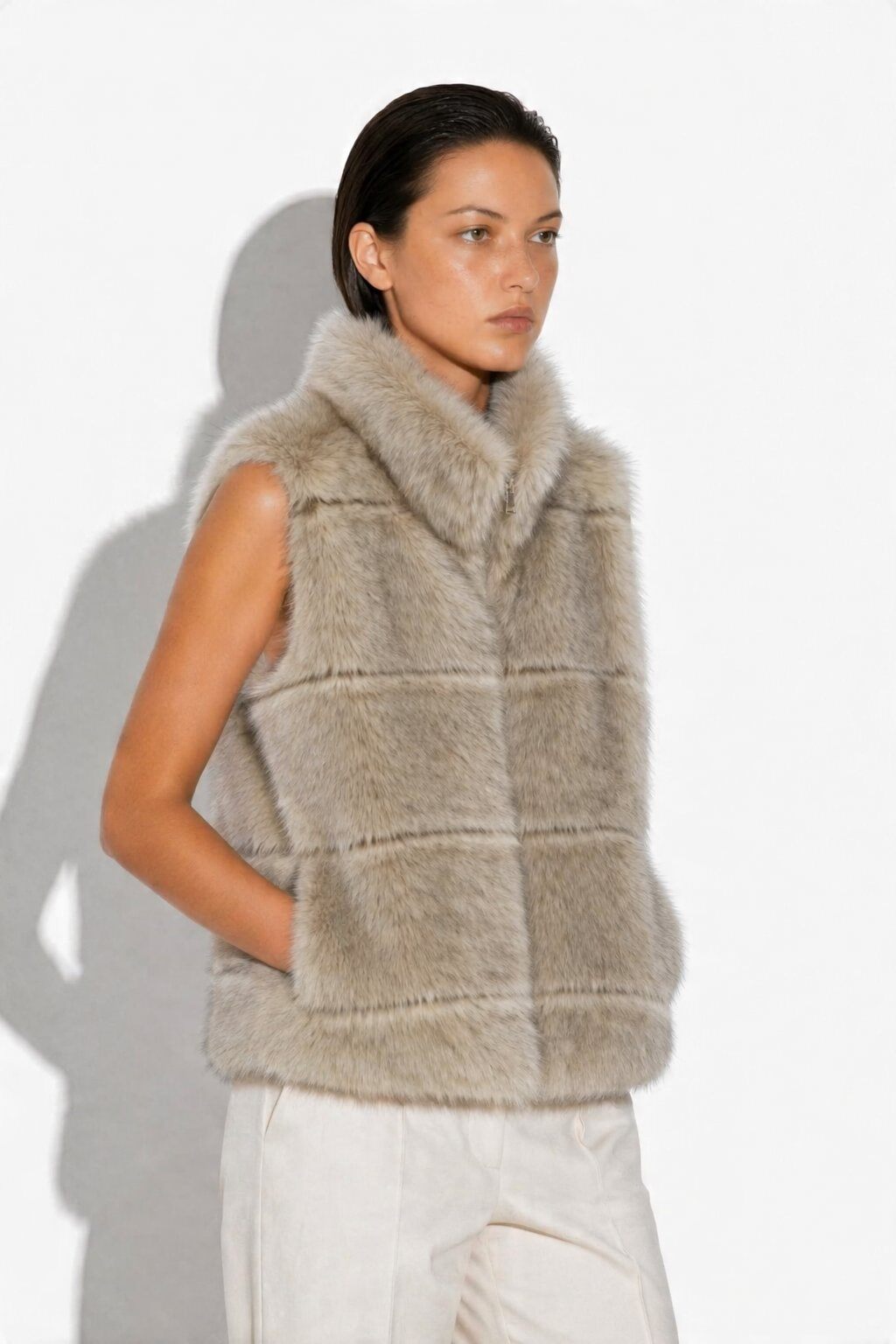 Grossiste JAMILLA - Gilet d'Hiver en Fausse Fourrure à Bandes Horizontales avec Zip et Col Montant