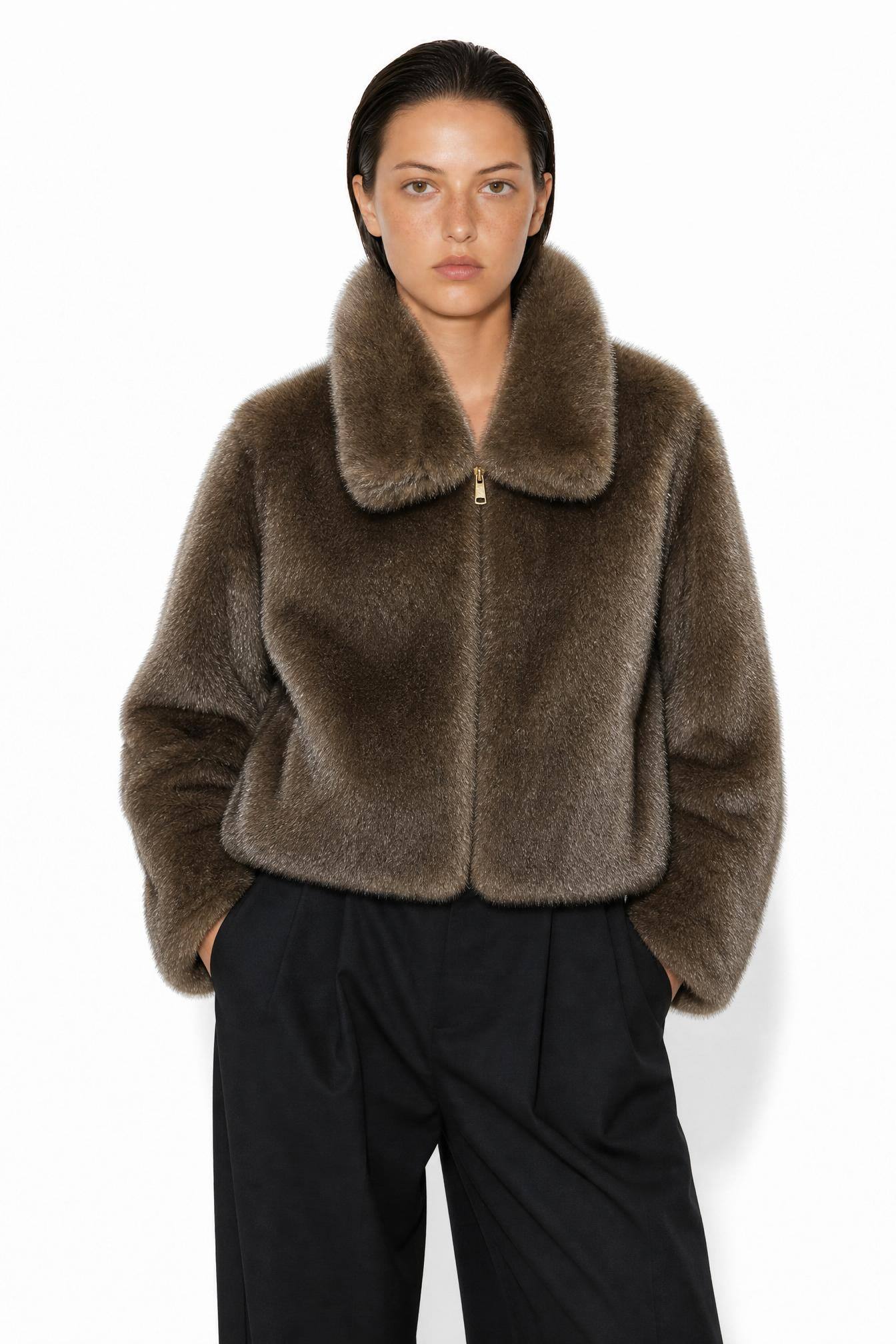 Grossiste JAMILLA - Veste en fausse fourrure avec zip et col