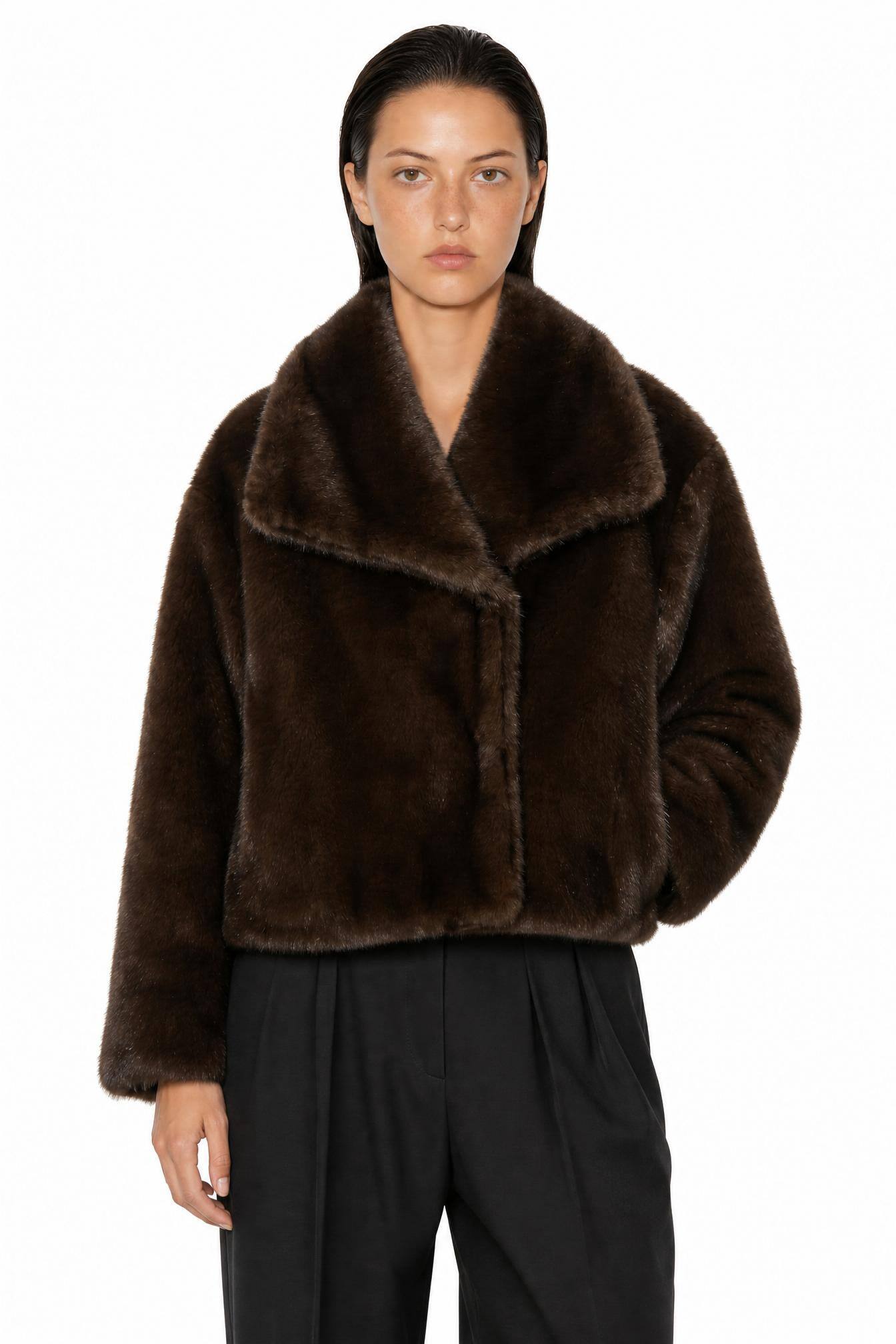 Grossiste JAMILLA - Veste Courte Effet Vison avec Col Col Chale