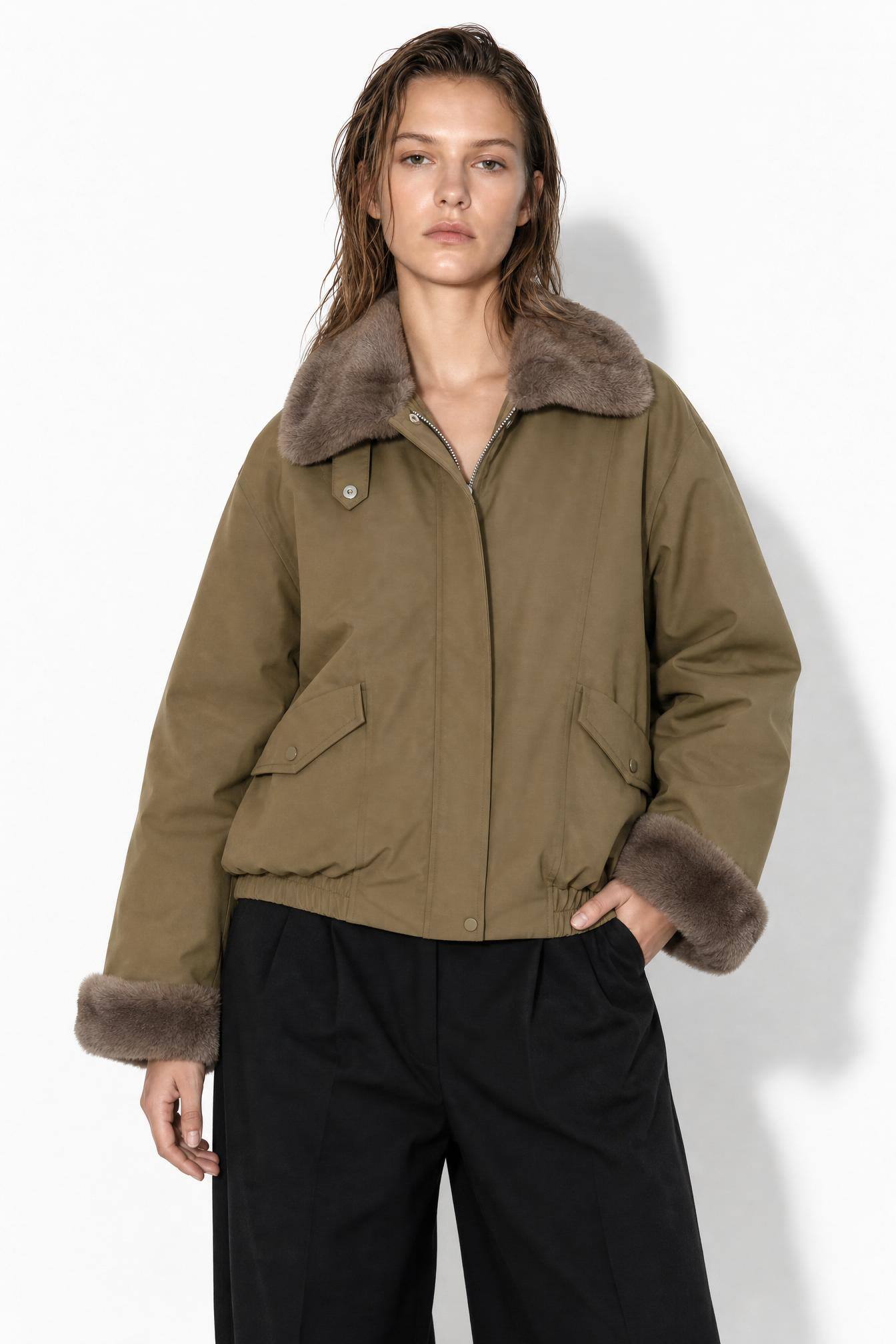 Grossiste JAMILLA - Veste d'Hiver Réversible 2-en-1 en Fausse Fourrure et Tissu Technique