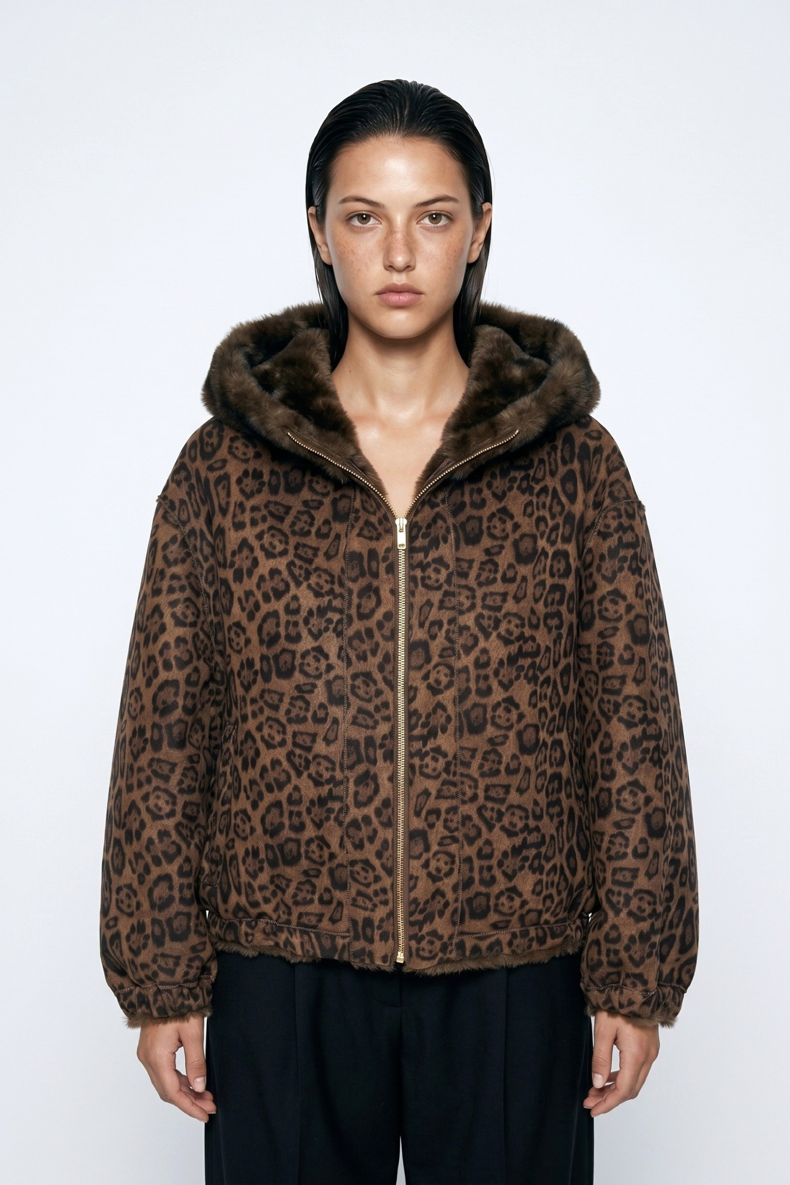 Grossiste JAMILLA - Veste Courte en Fausse Fourrure Réversible avec Capuche et Fermeture Éclair Dorée