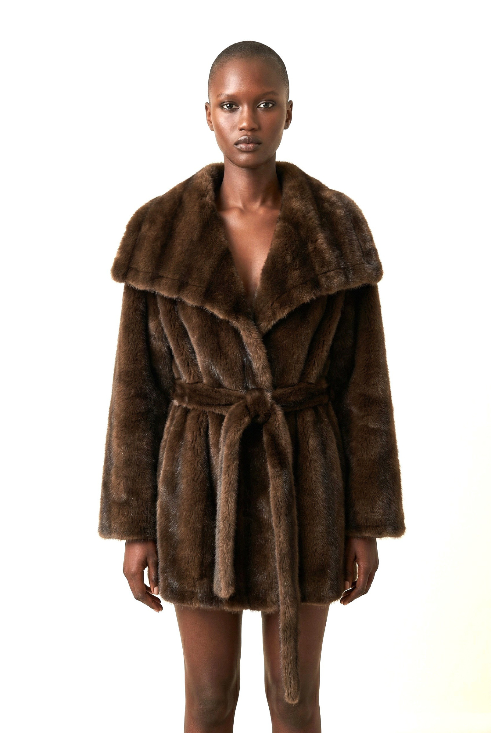 Grossiste JAMILLA - Veste en fausse fourrure avec maxi col et ceinture