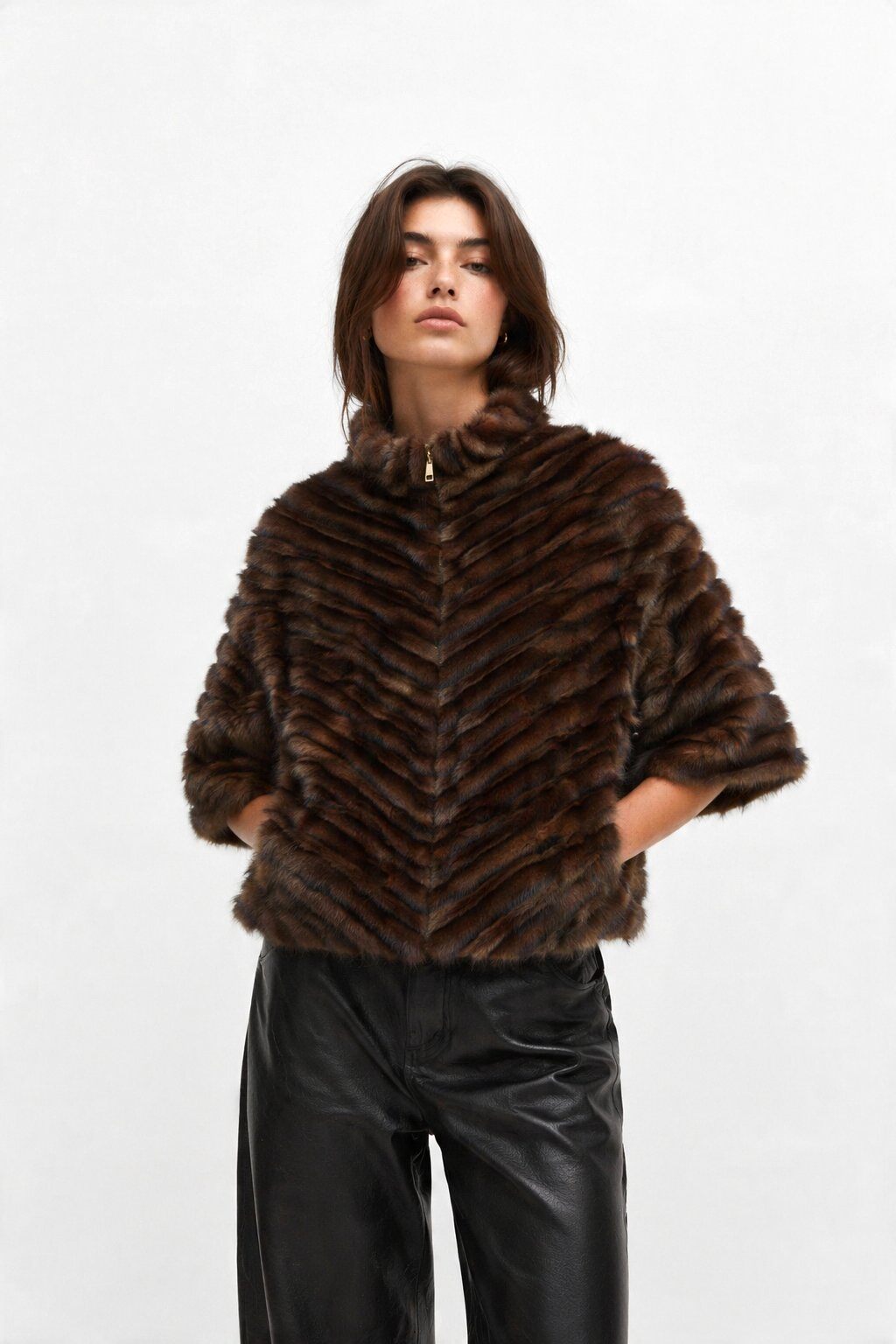 Grossiste JAMILLA - Veste Cape en Fausse Fourrure à Motif Chevrons