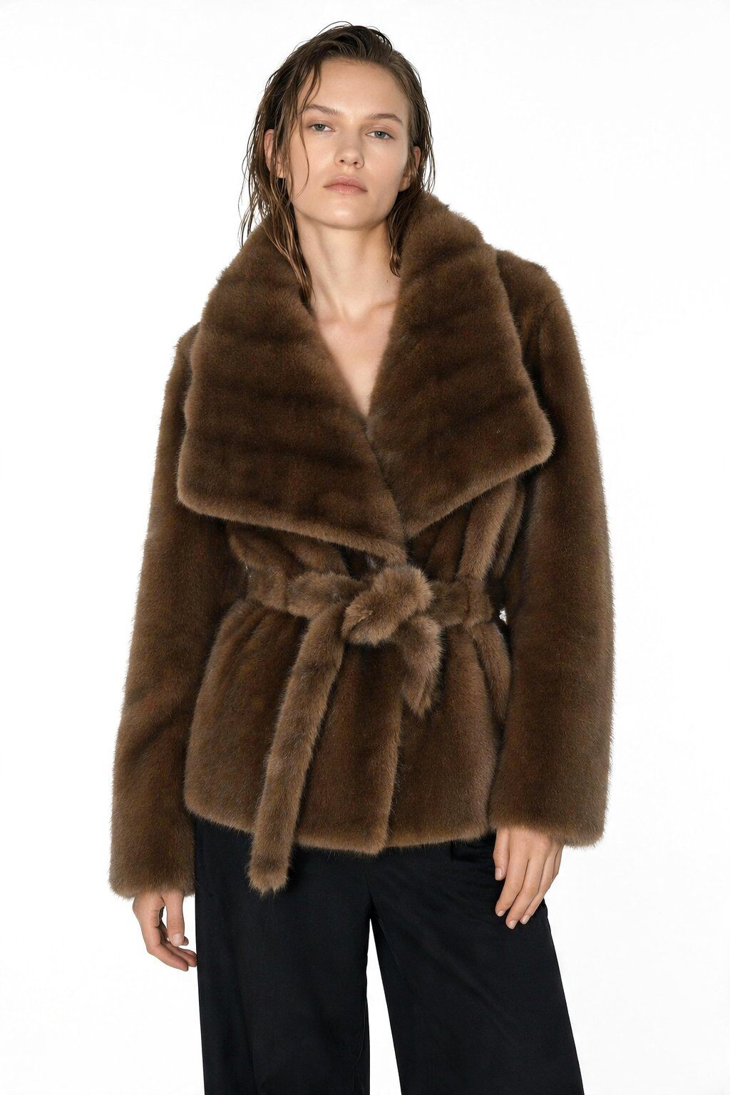 Grossiste JAMILLA - Veste en fausse fourrure mi-longue avec ceinture à la taille