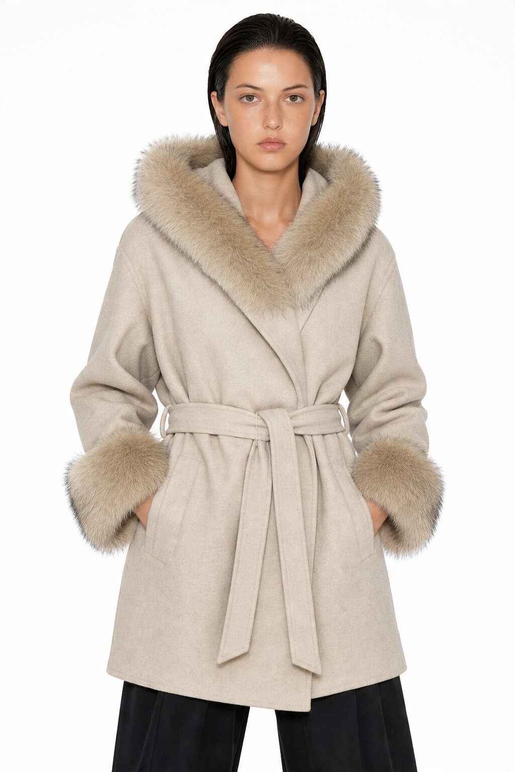 Grossista JAMILLA - Cappotto Medio con Cappuccio e Dettagli in Eco-Pelliccia