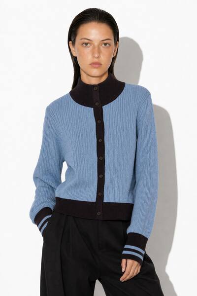 Grossista JAMILLA - Cardigan Collo Alto a Costine e Treccine Grossista JAMILLA - Cardigan Collo Alto a Costine e Treccine