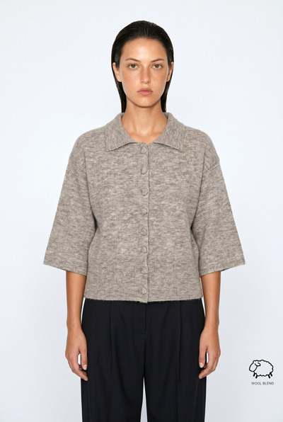 Grossista JAMILLA - Cardigan Misto Lana con Colletto Polo, Bottoncini a Cuore Rivestiti e Maniche a Tre Quarti Grossista JAMILLA - Cardigan Misto Lana con Colletto Polo, Bottoncini a Cuore Rivestiti e Maniche a Tre Quarti
