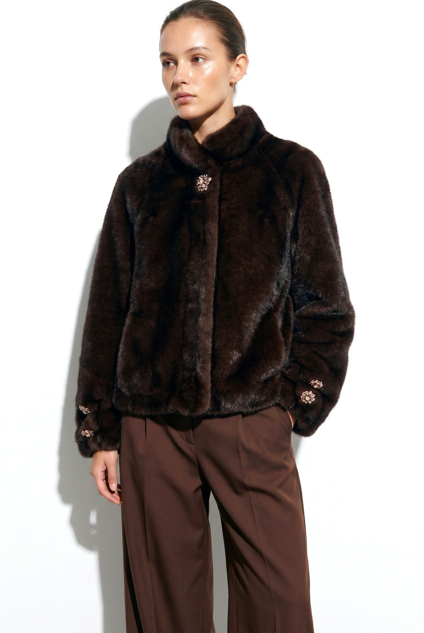 Grossiste JAMILLA - Veste en fausse fourrure avec bouton bijou