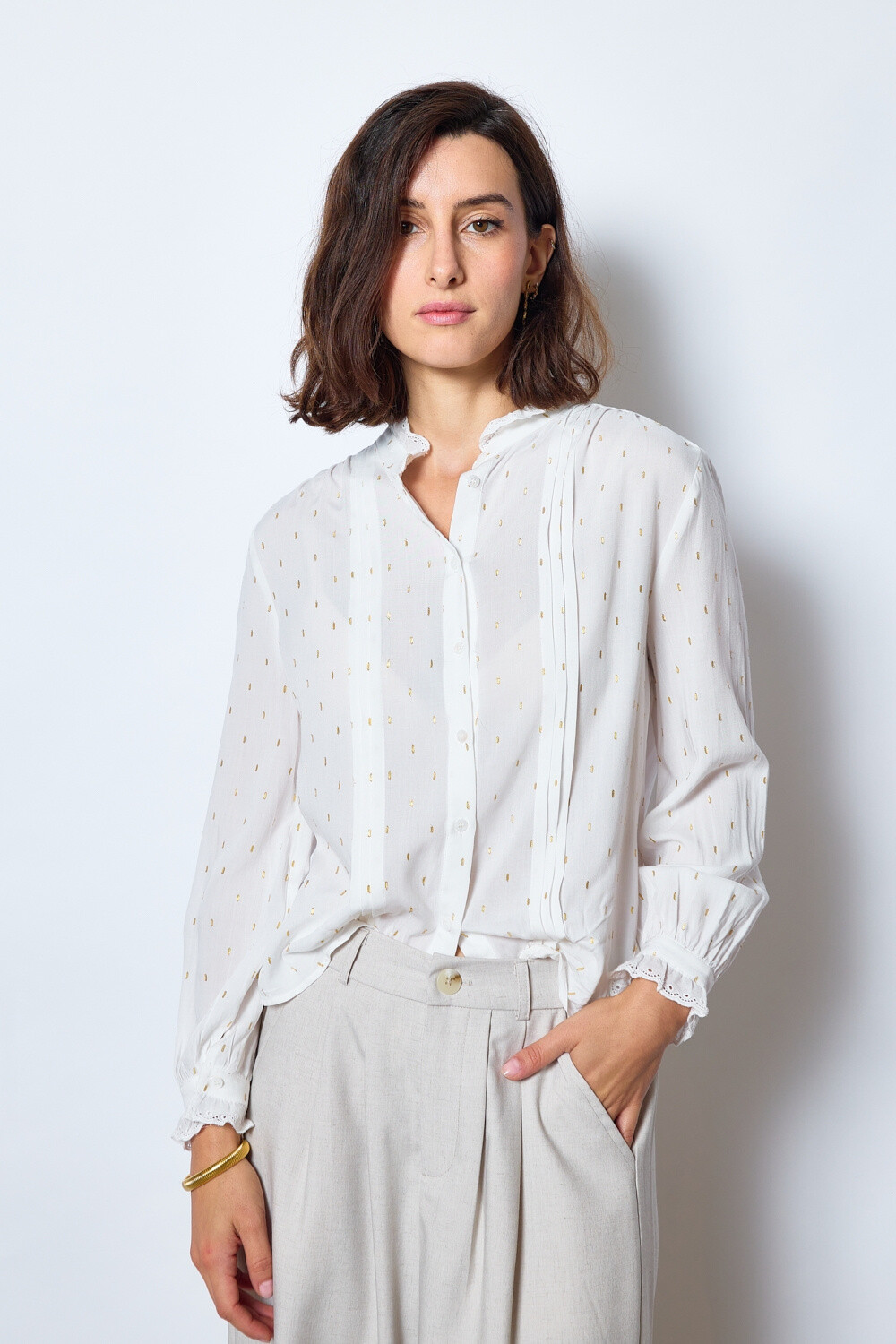 Grossiste JCL Paris - Blouse, élastique aux manches, se boutonne tout le long, détail doré