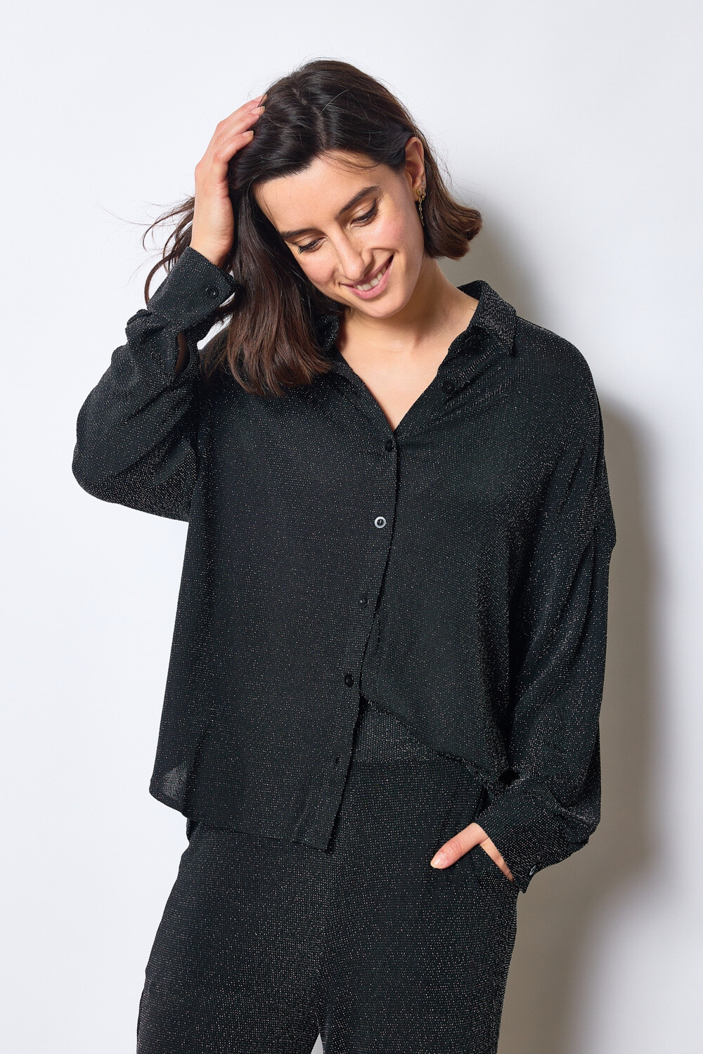 Grossista JCL Paris - Camicia nera a maniche lunghe con paillettes si abbina perfettamente