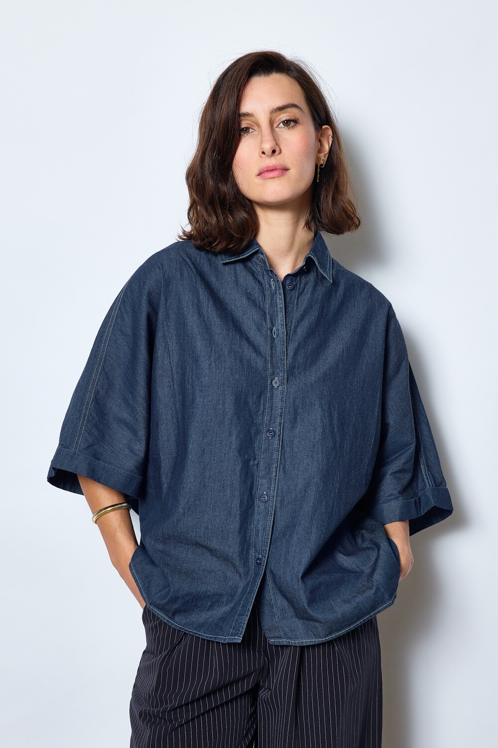 Grossista JCL Paris - Camicia oversize in tessuto di jeans leggero interpreta un classico