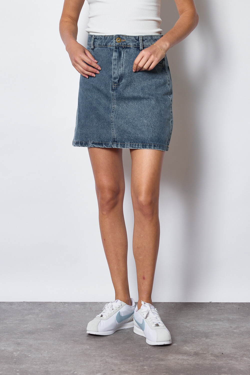 Grossista JCL Paris - Una gonna di jeans corta