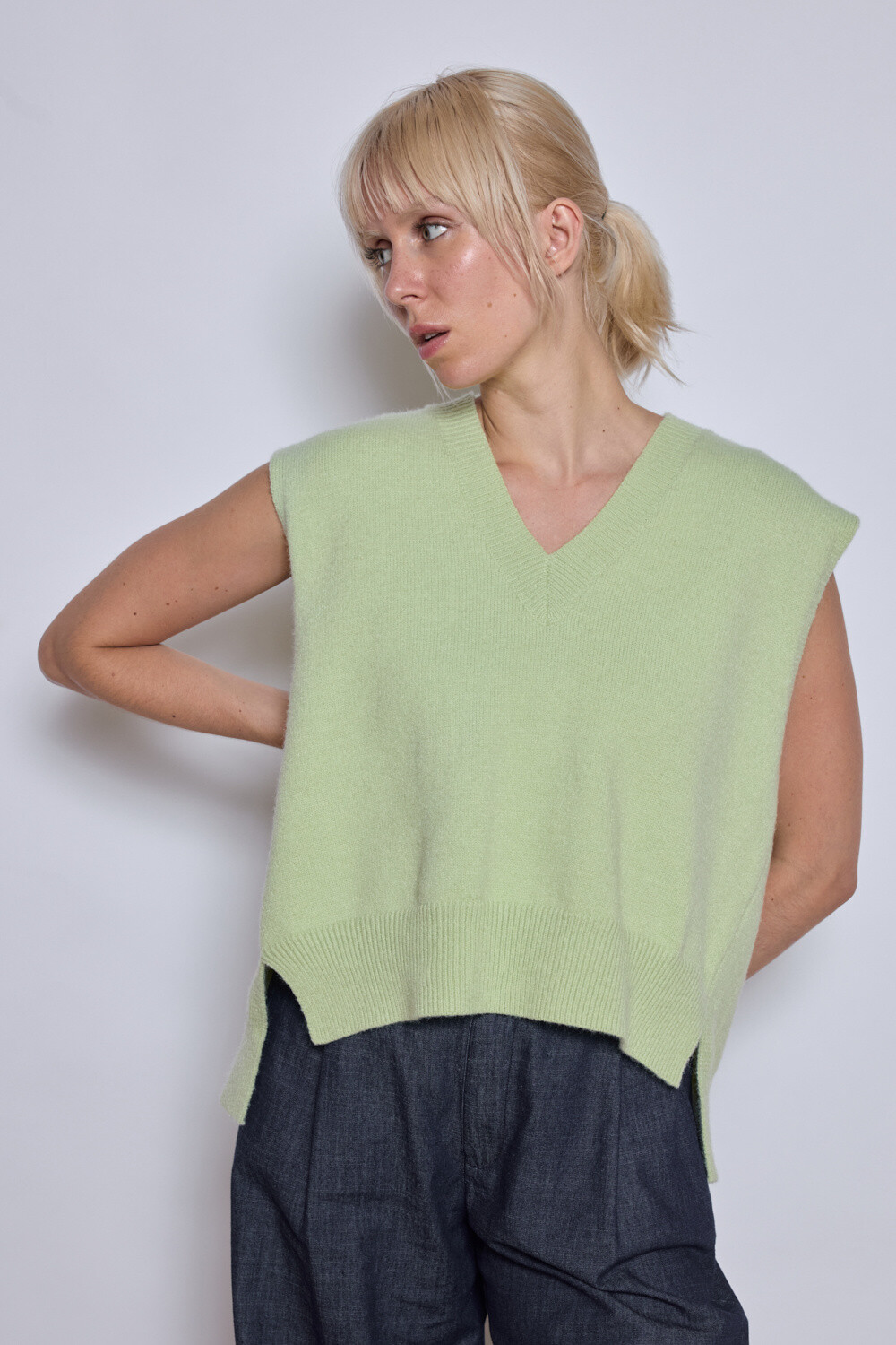 Grossiste JCL Paris - Pull sans manches avec ouverture dans le dos
