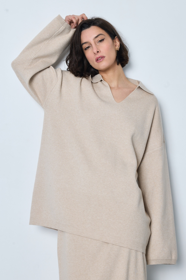 Grossista JCL Paris - Il maglione lavorato a maglia beige è l'essenza del comfort chic